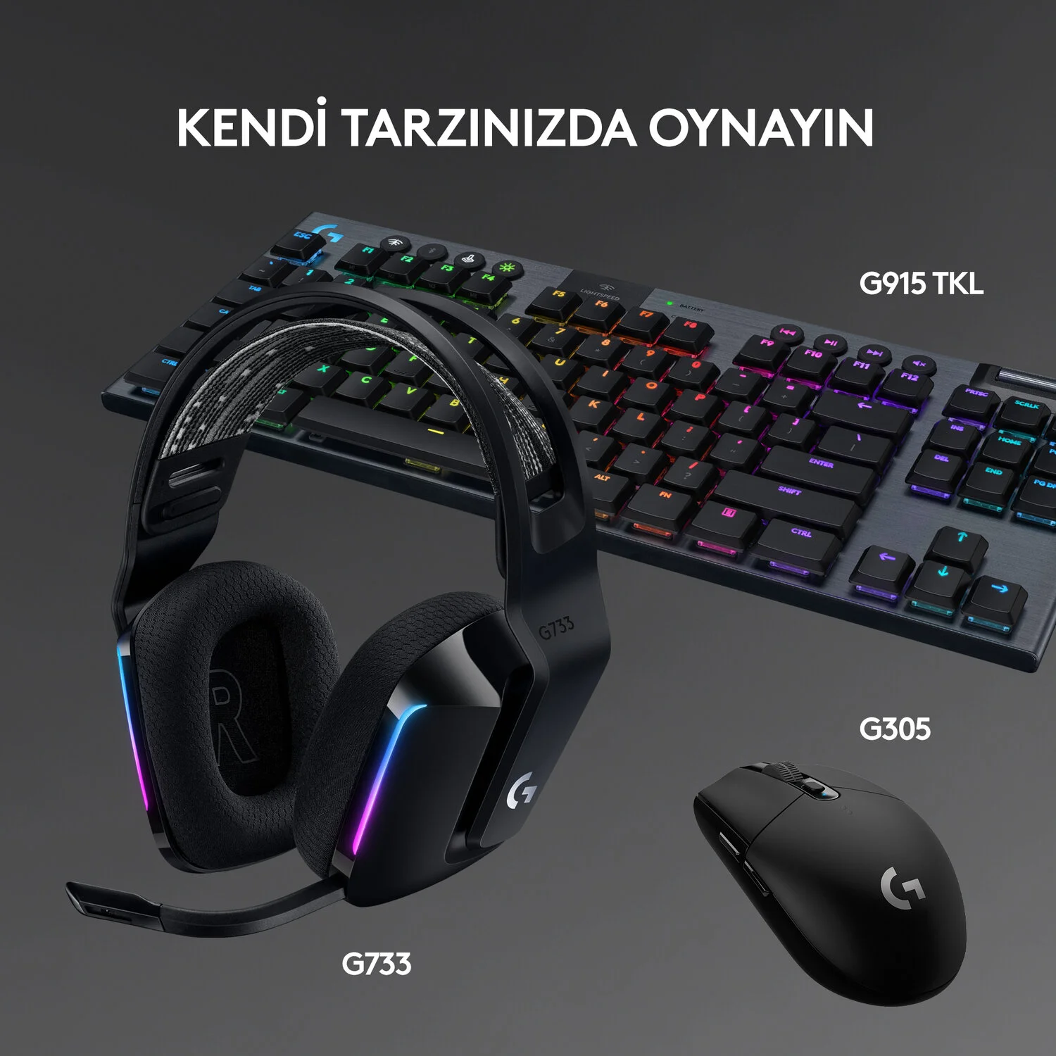Kulaklık, klavye ve fare ile oyun kurulumu. Hepsi siyah ve markalı.