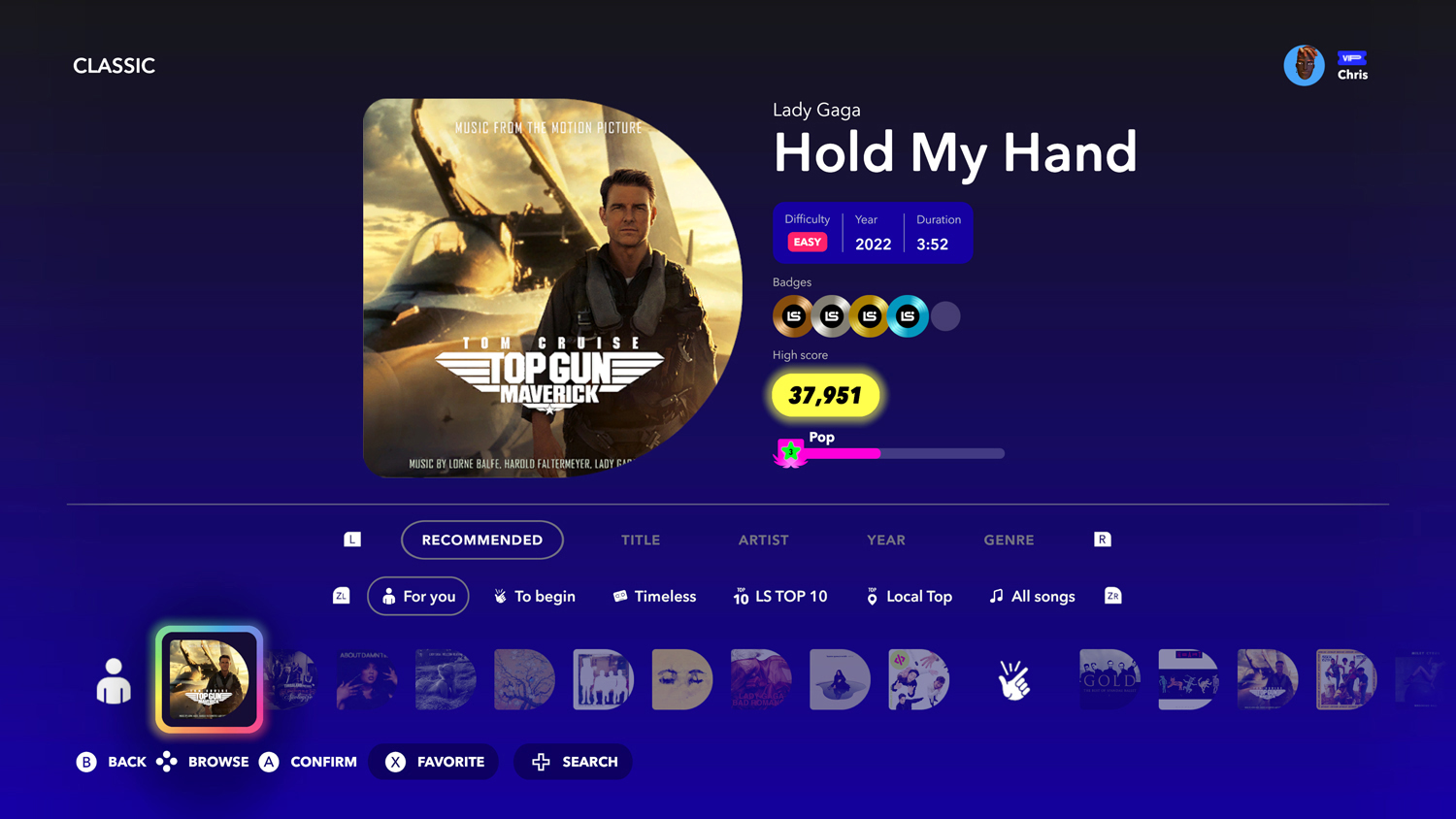 Interface de jeu musical avec la chanson Hold My Hand de Lady Gaga. Affiche le score et les options.