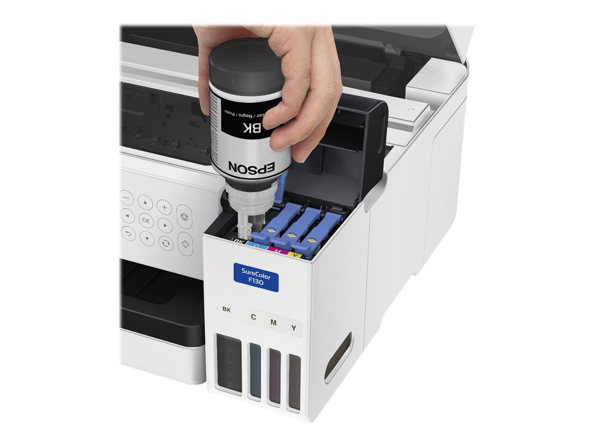 Eine Person, die einen weißen Epson-Drucker mit schwarzer Tinte befüllt.