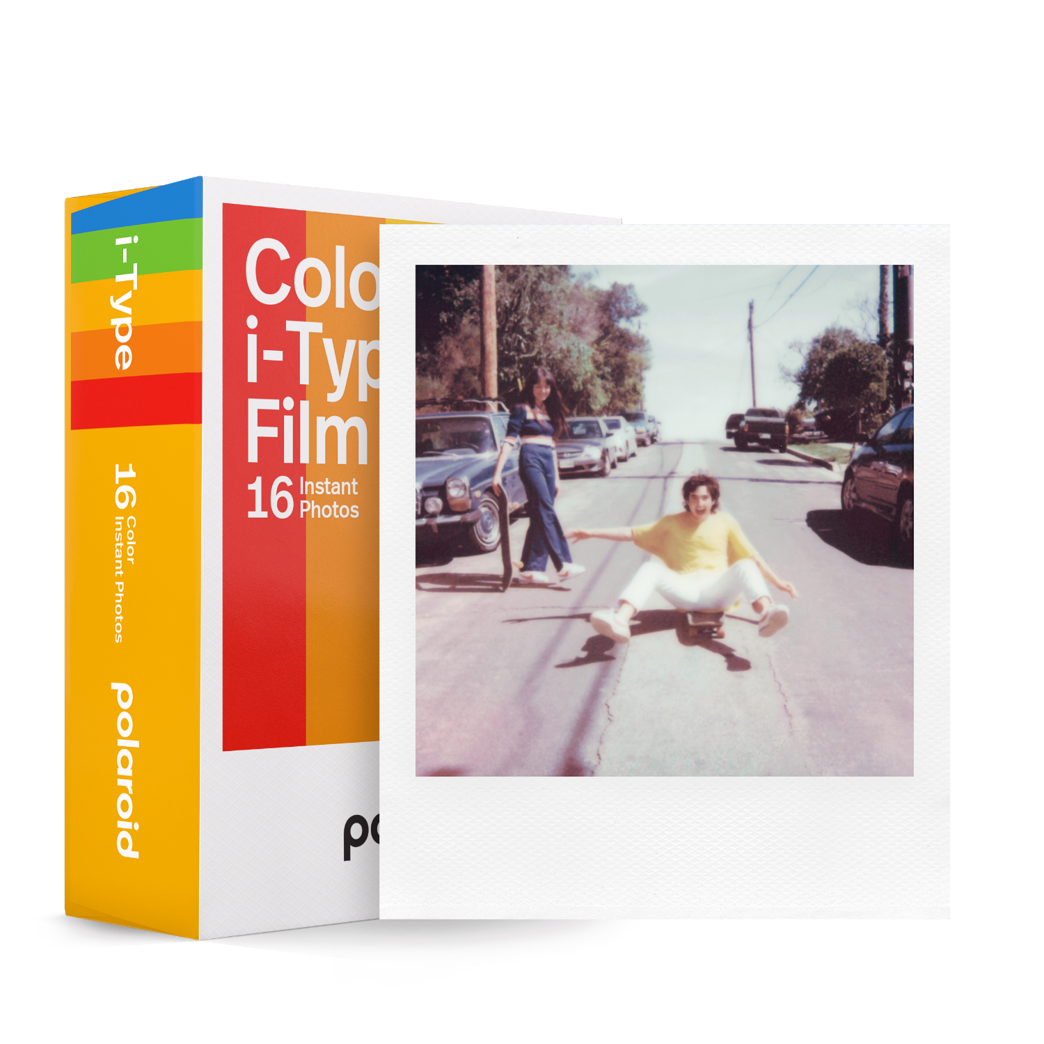Polaroid filmdoos en foto: Persoon op skateboard op straat, andere persoon staat.