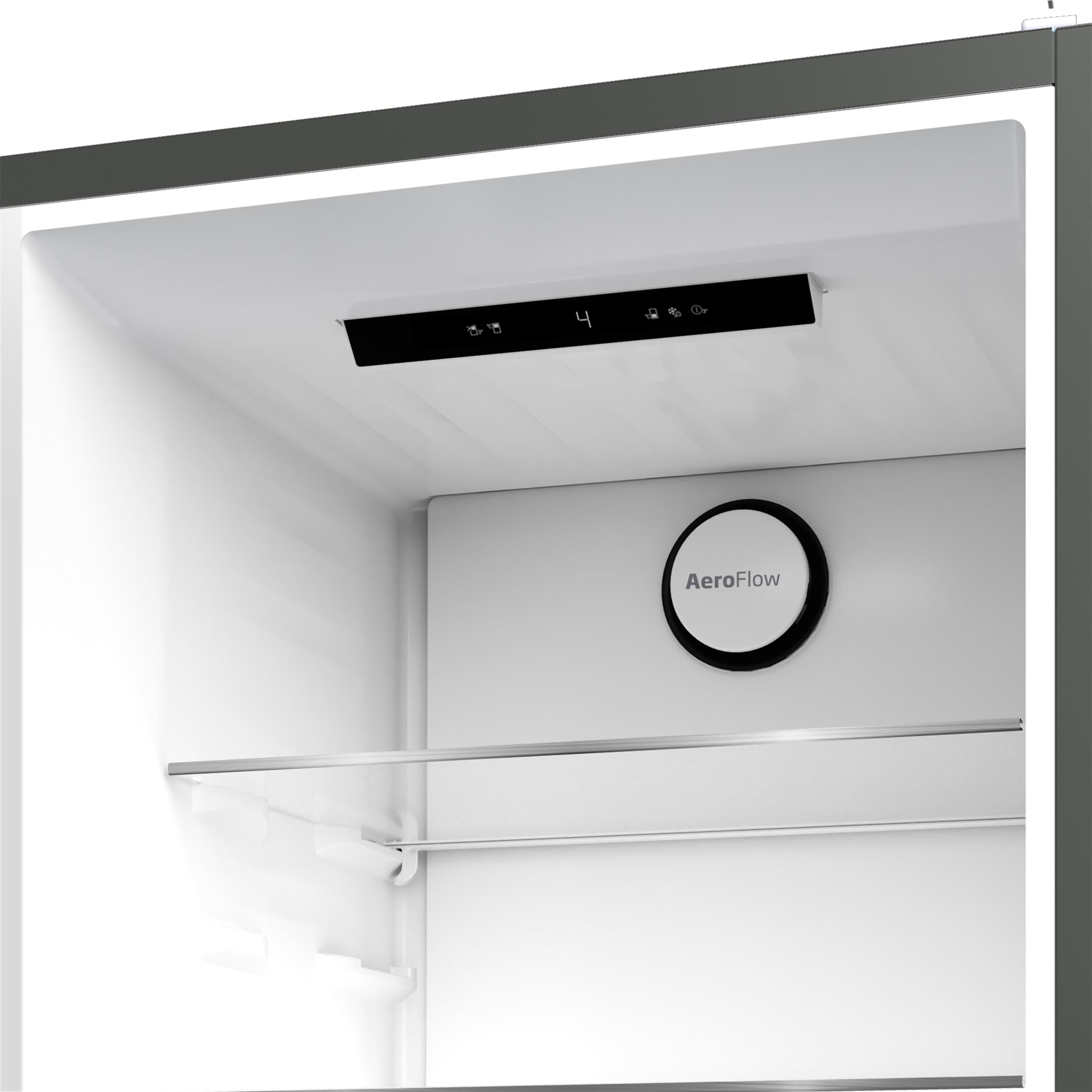 Innenraum eines Kühlschranks, zeigt Regale, ein AeroFlow-Logo und ein digitales Display.