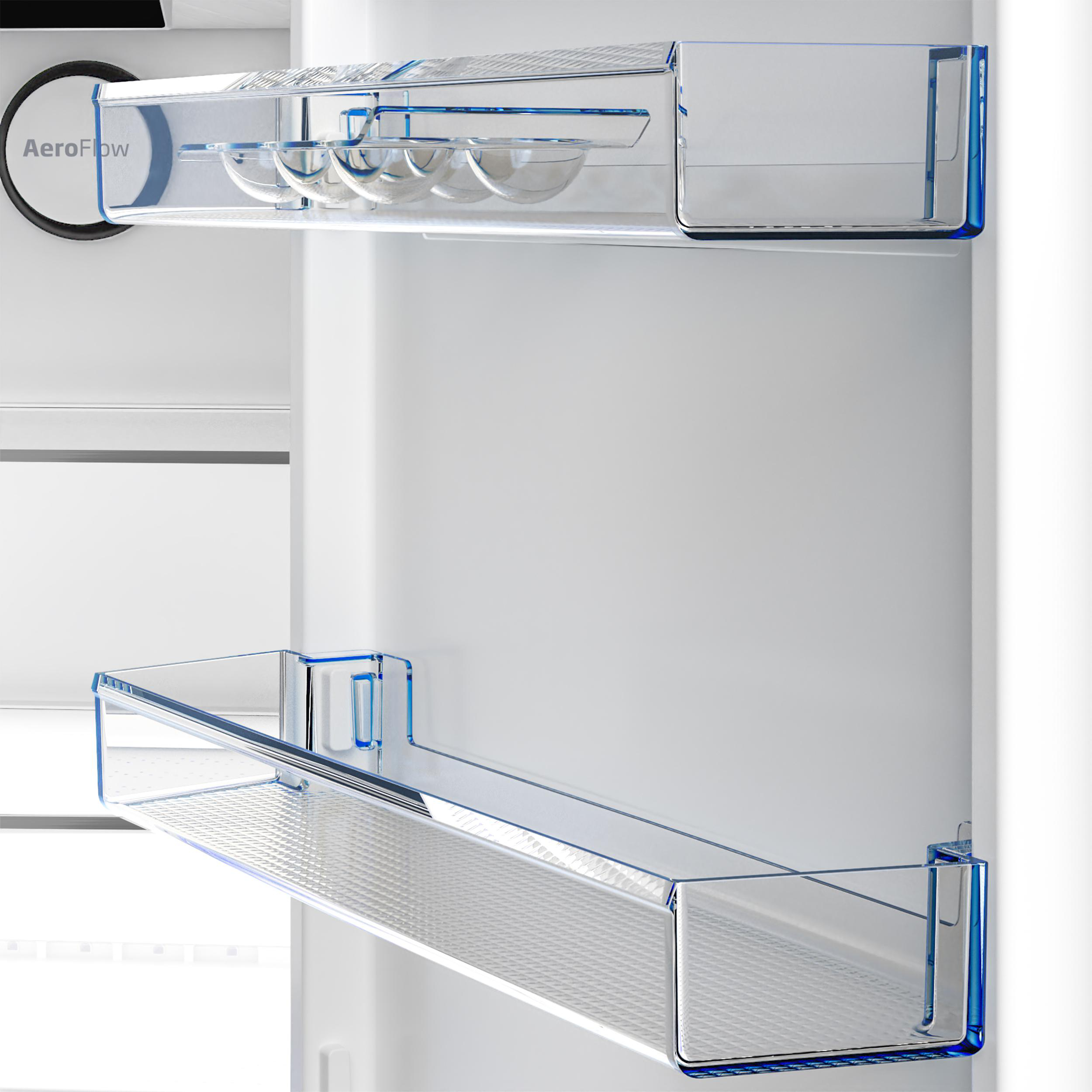 Ein offener Kühlschrank mit transparenten Regalen und Glasschalen. Blaue Akzente sind sichtbar.