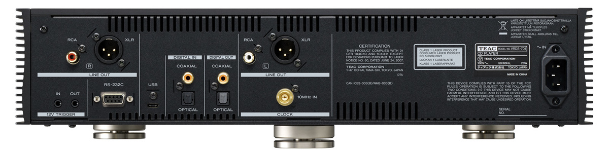 Rückseite eines TEAC CD-Players. Verschiedene Anschlüsse, silberne Füße.