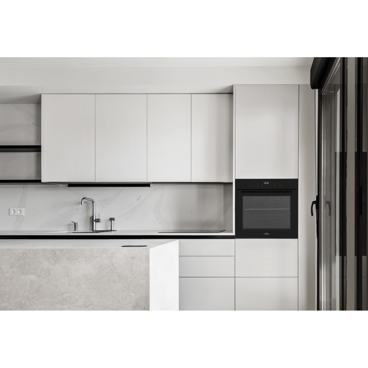 Moderne keuken met witte kasten en marmeren werkbladen. Een oven en een gootsteen worden getoond.