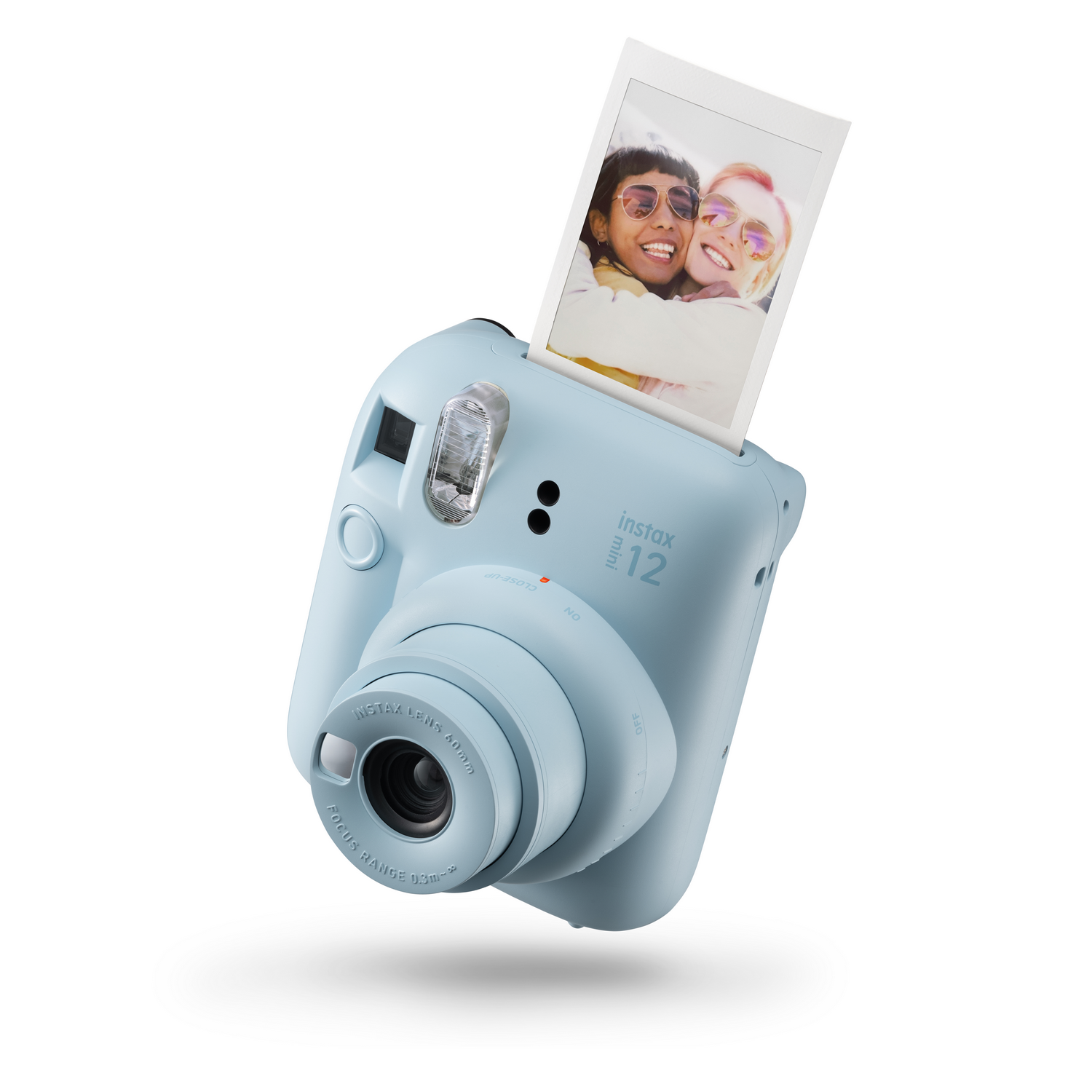 Een lichtblauwe Instax Mini 12 camera, met een afgedrukte foto die eruit komt.