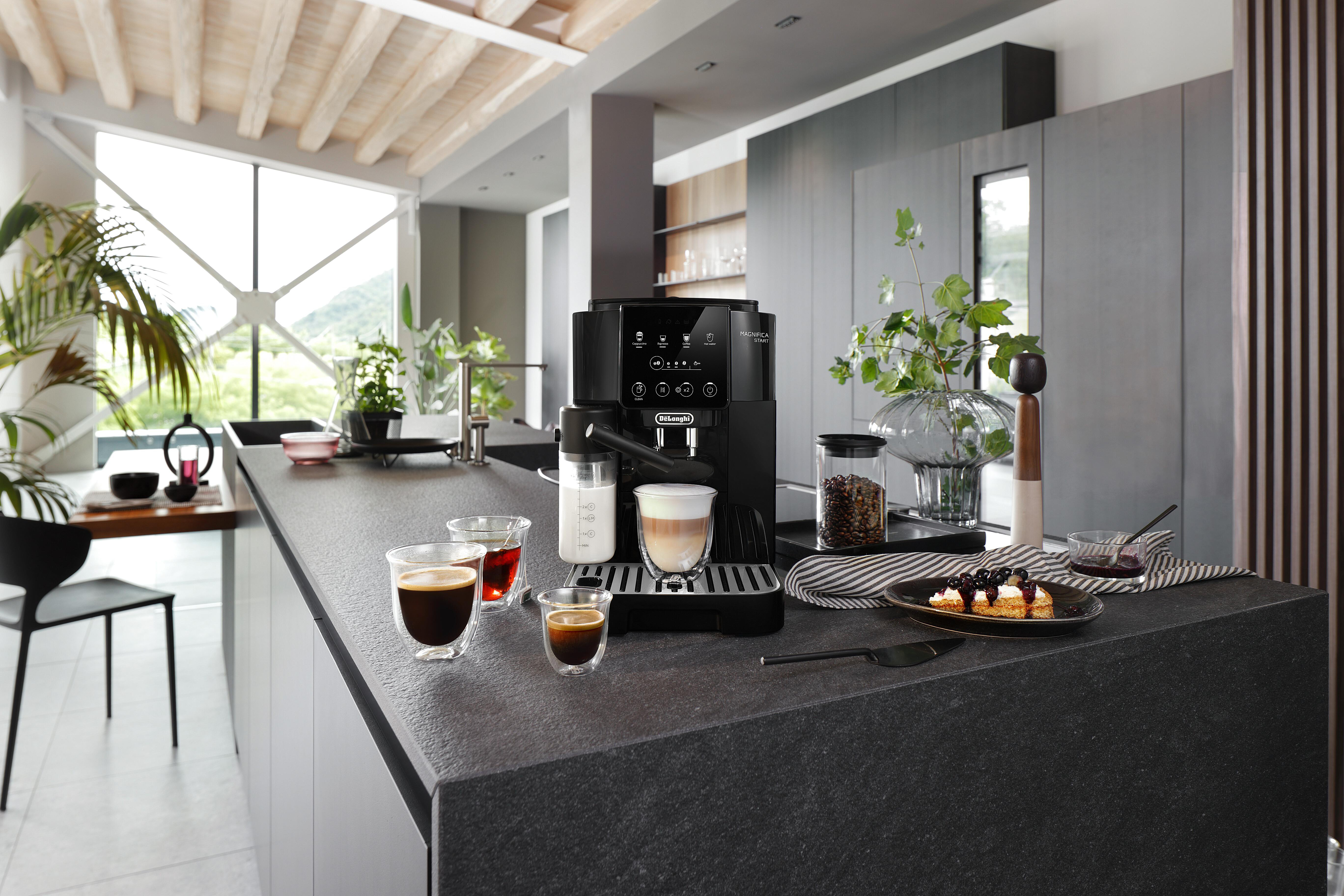 Küchentheke mit Kaffeemaschine, Kaffeegläsern und Essen. Ein Fenster ist im Hintergrund.