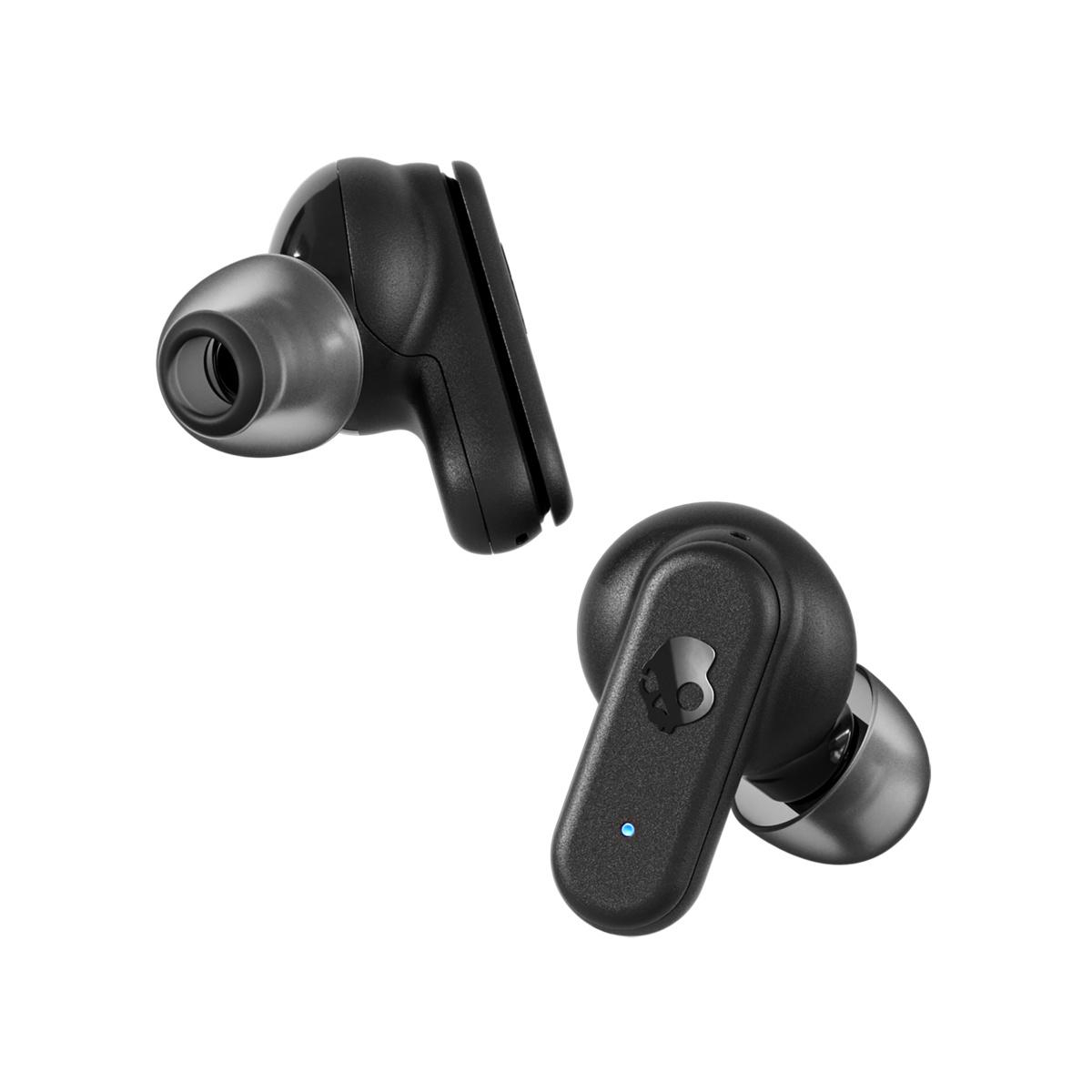Zwei schwarze Skullcandy-Ohrhörer, einer mit blauem Licht, der andere im Hintergrund.