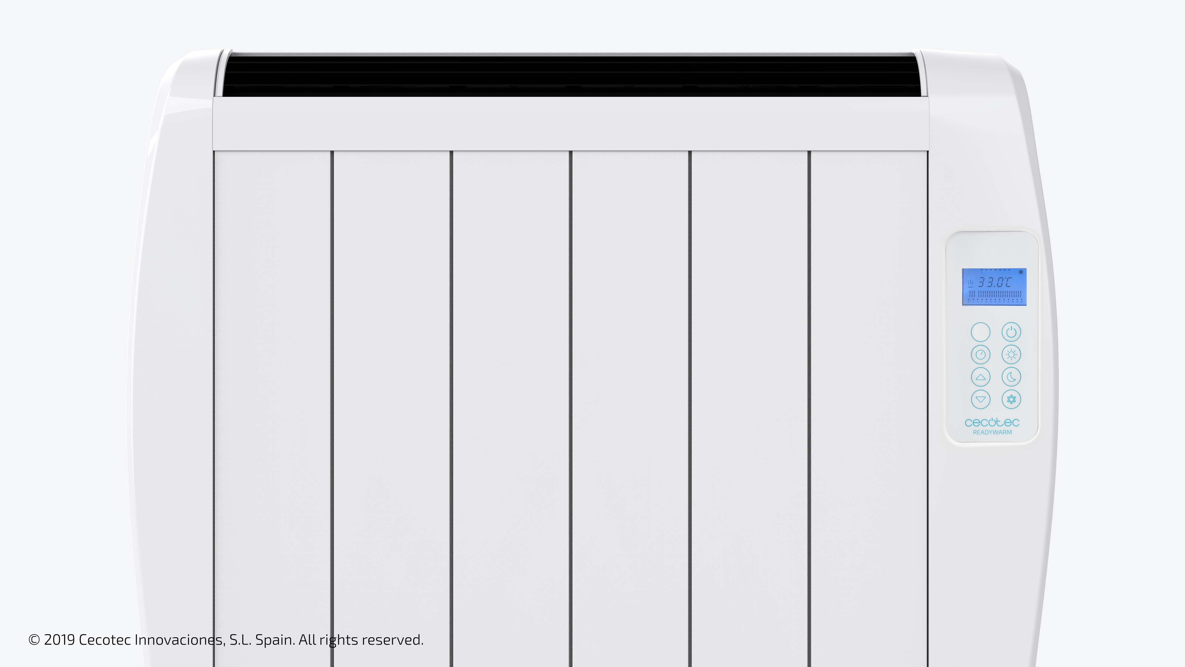 Calentador eléctrico blanco con pantalla digital que muestra la temperatura. Fondo blanco.