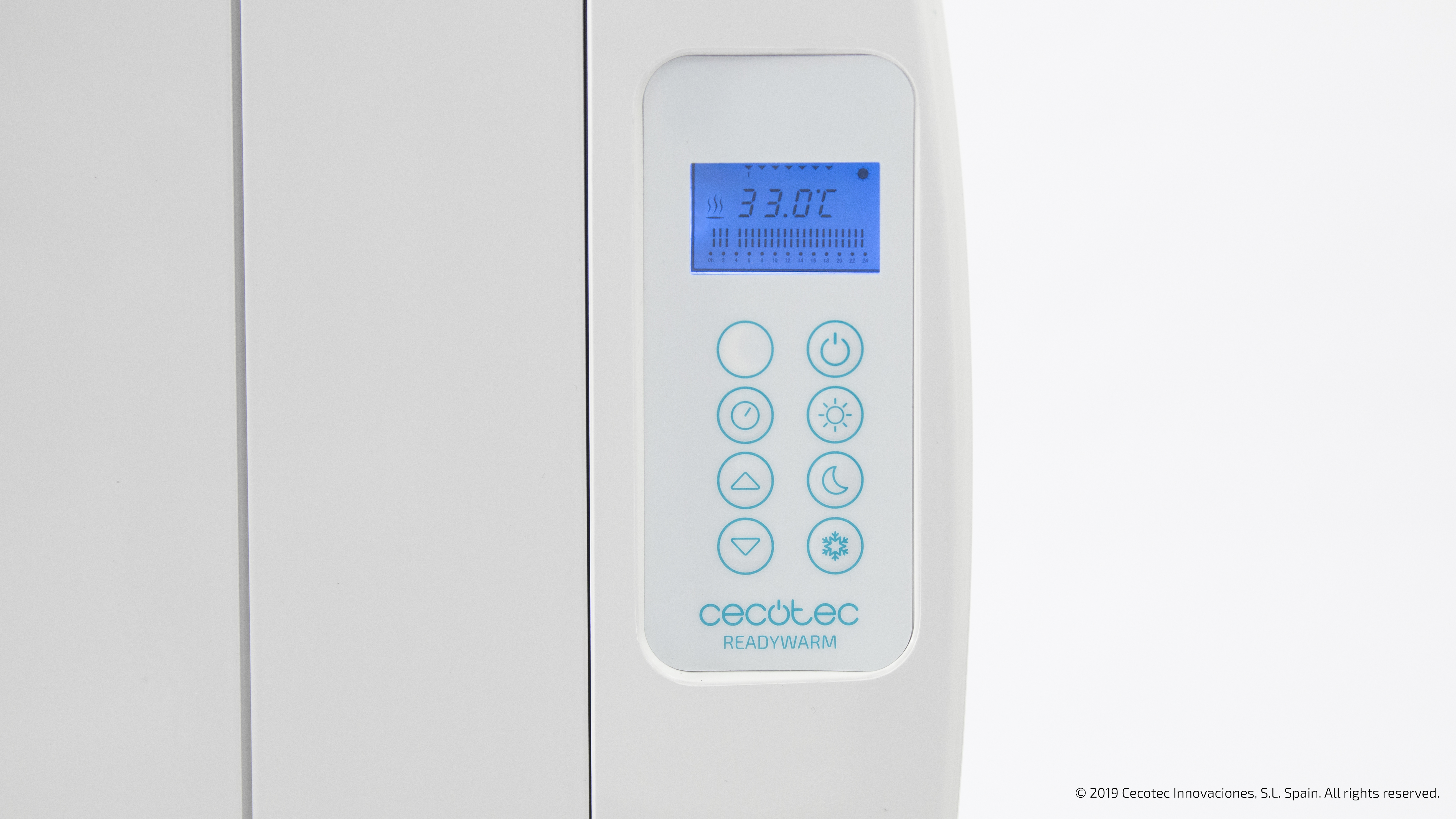 Primer plano del panel de control de un calefactor eléctrico blanco. Muestra temperatura.