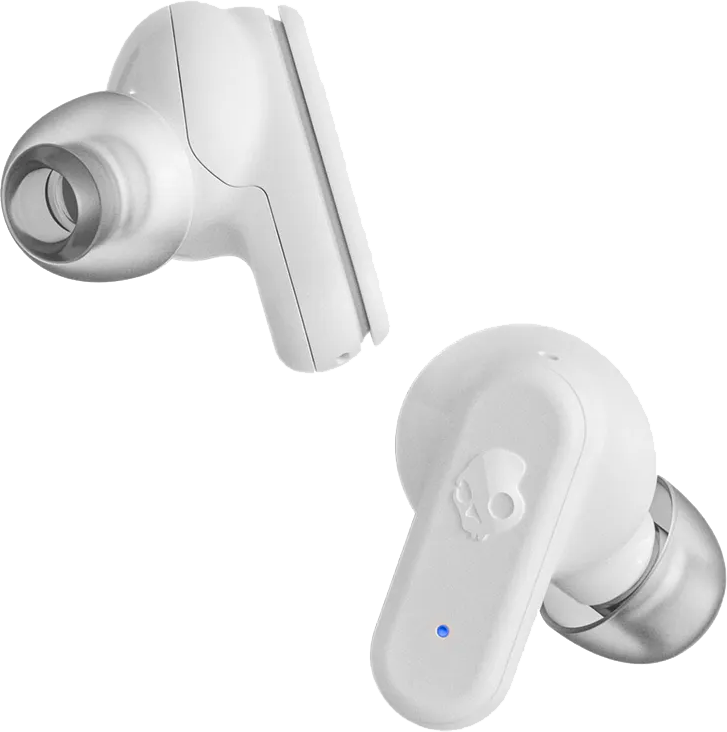 Két fehér Skullcandy fülhallgató. Az egyiken a koponya logó és egy kék fény látható.