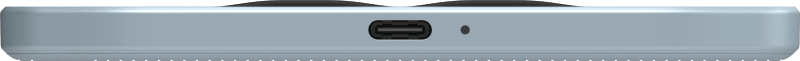 Egy világoskék telefon közeli képe USB-C porttal.