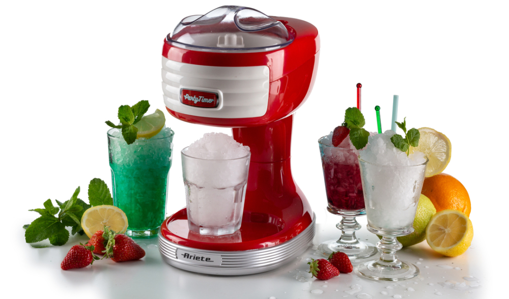 Egy piros-fehér slushy gép slushy-val poharakban és gyümölcsdíszítéssel.