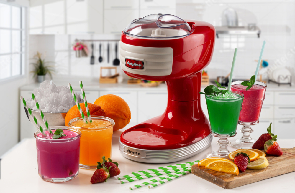 Egy piros slushie-készítő italokkal és hozzávalókkal. Szívószálak, narancsok és jég a pulton.