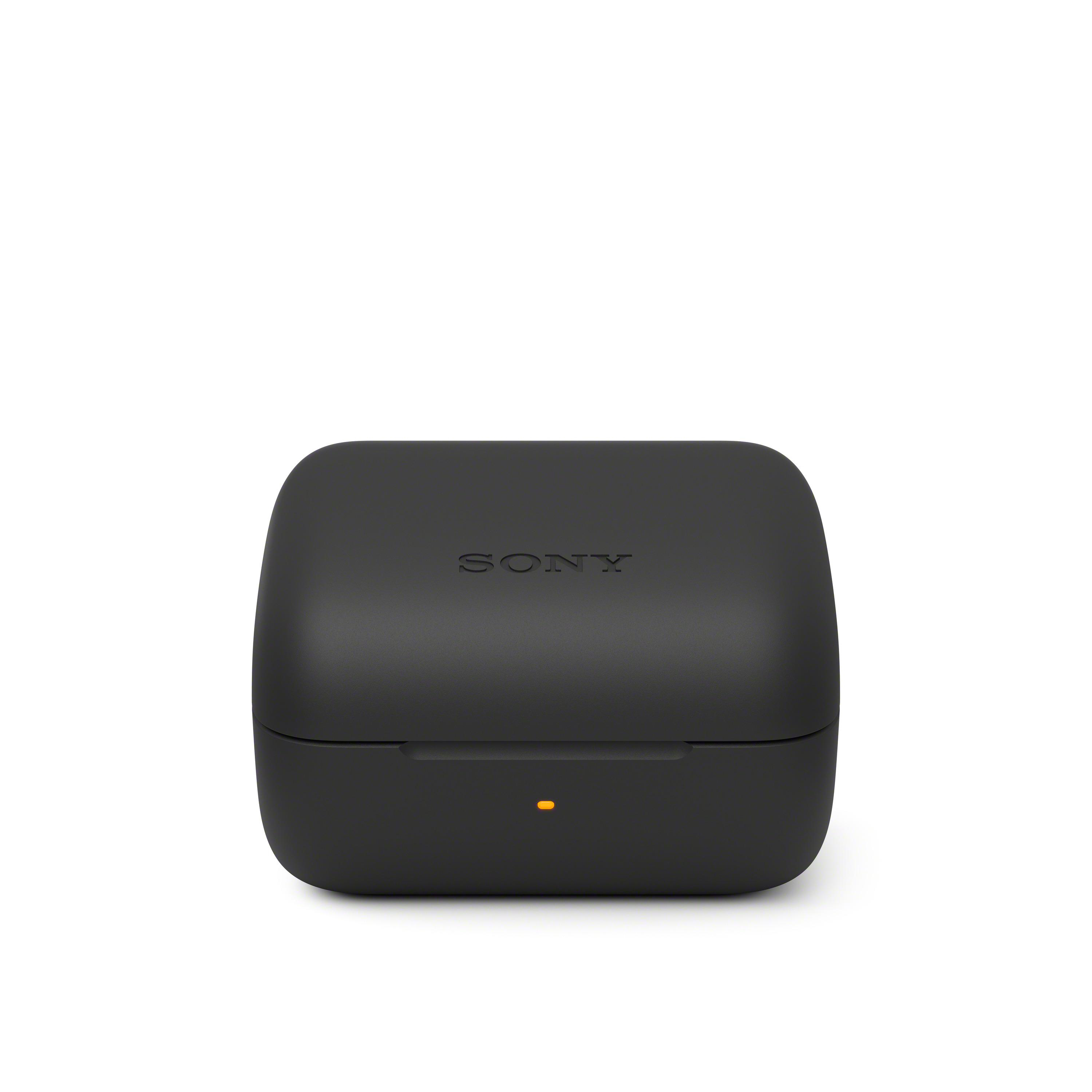Schwarzes Sony-Ohrhörer-Ladecase mit orangefarbenem Ladelicht, auf weißem Hintergrund.
