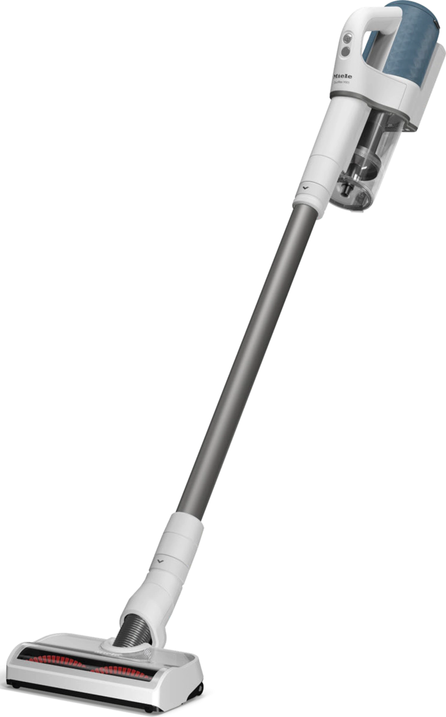 Un aspirateur sans fil blanc et gris sur fond noir. Il a une longue poignée et une tête de brosse.
