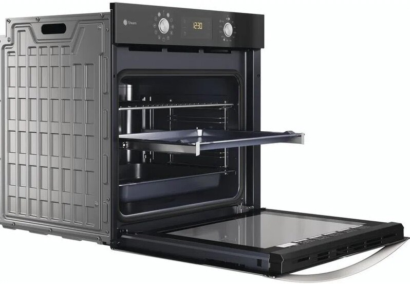 Czarny piekarnik do zabudowy z otwartymi drzwiami, pokazujący tace i wnętrze.