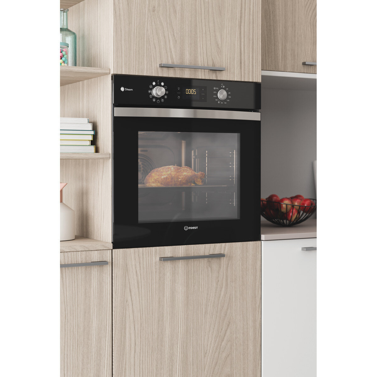 Piekarnik z pieczonym kurczakiem w środku, jasne drewniane szafki dookoła.