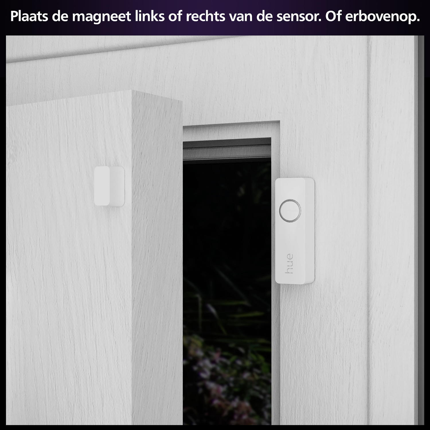 White door with a door sensor and a smart button, text in Dutch: Place magnet left or right.