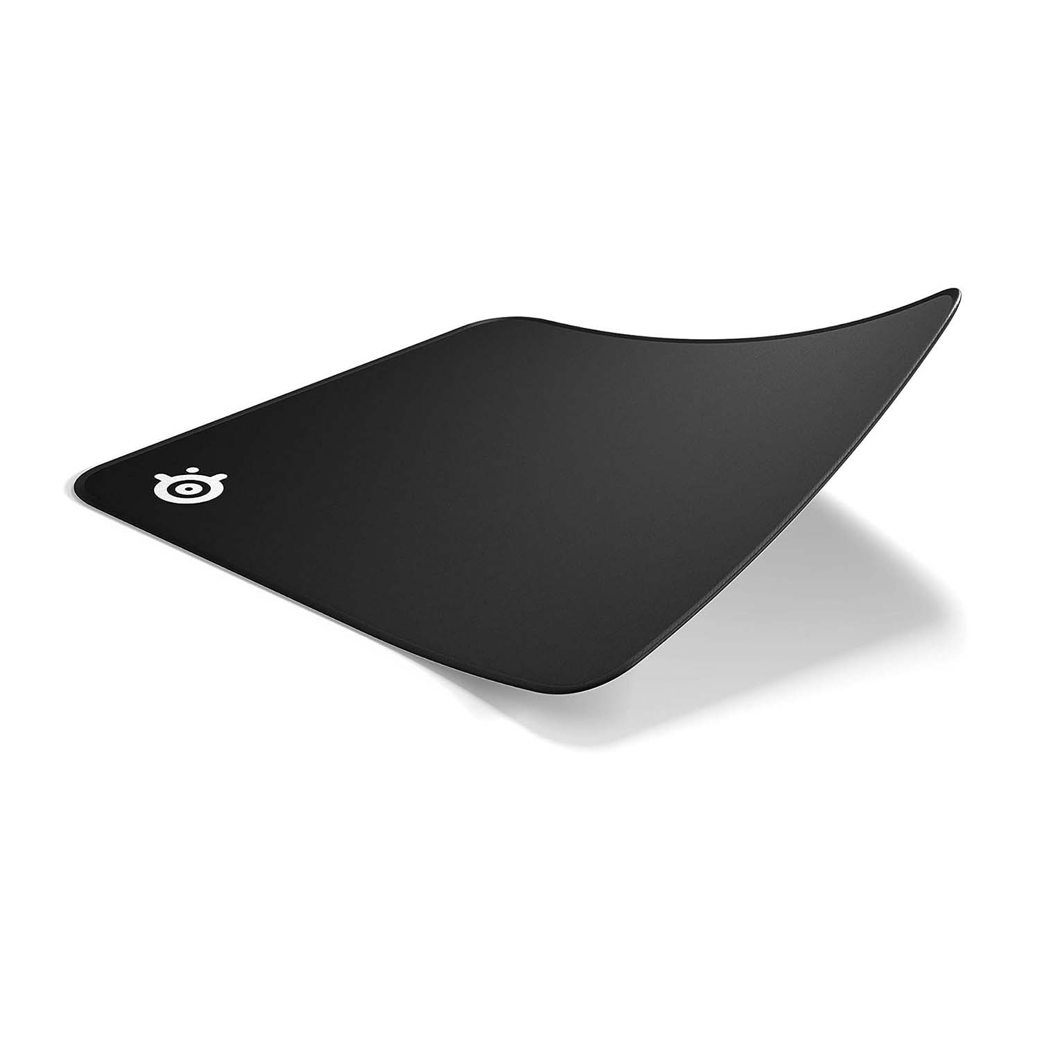 Tappetino per mouse nero con logo bianco, leggermente curvo.