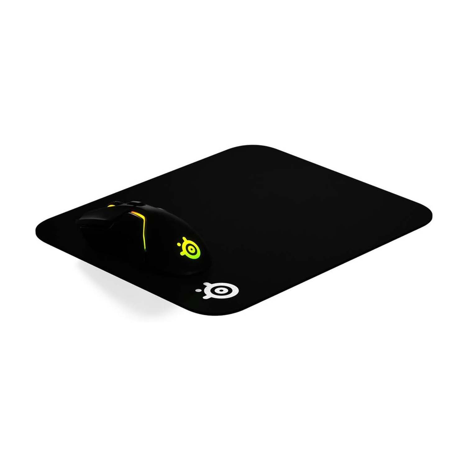 Mouse nero con bagliore giallo-verde su un tappetino nero con logo bianco. Isolato su bianco.