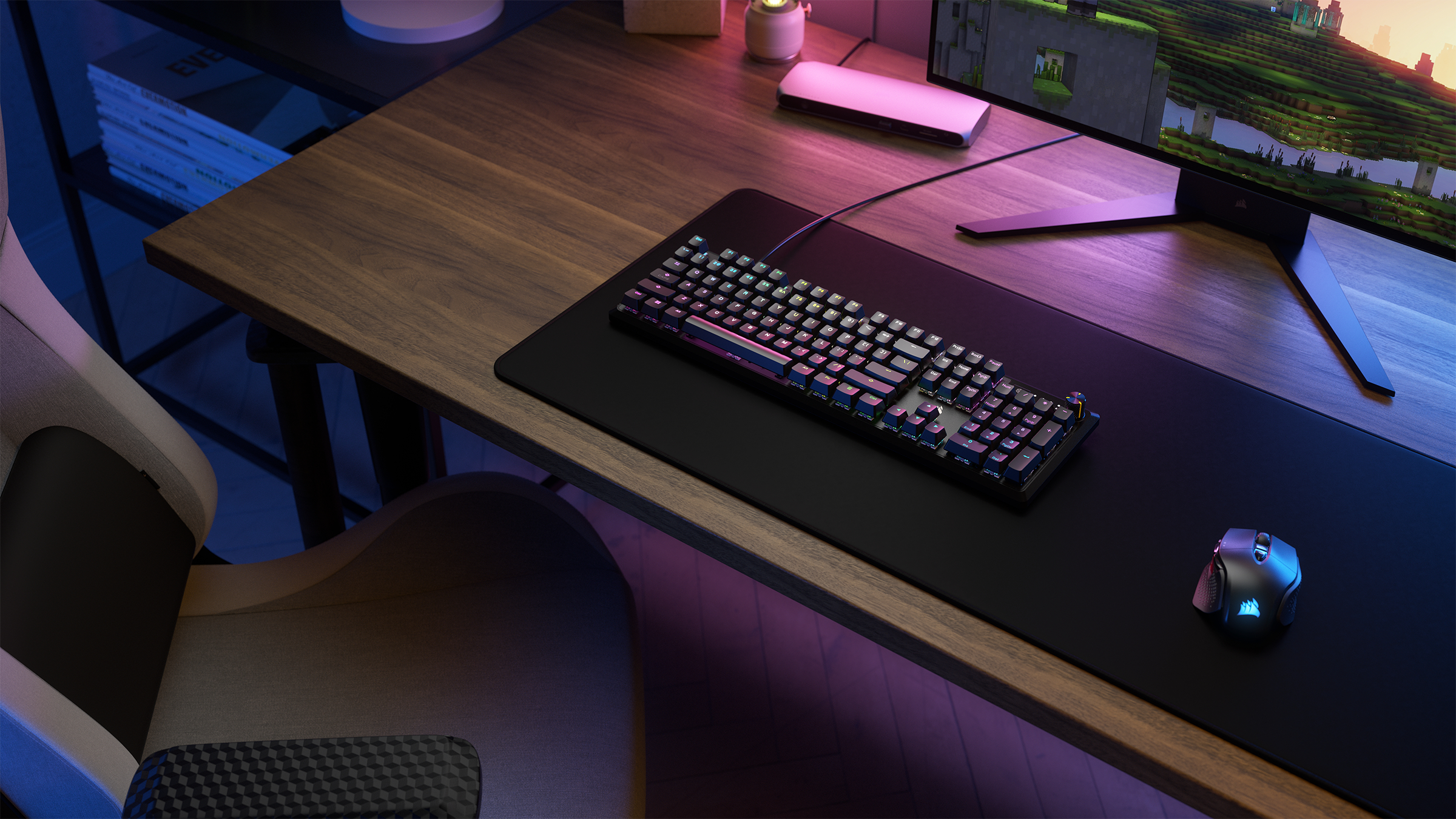 Ein Schreibtisch-Setup mit Tastatur, Maus und Monitor. Der Schreibtisch ist holzfarben, der Stuhl sichtbar.