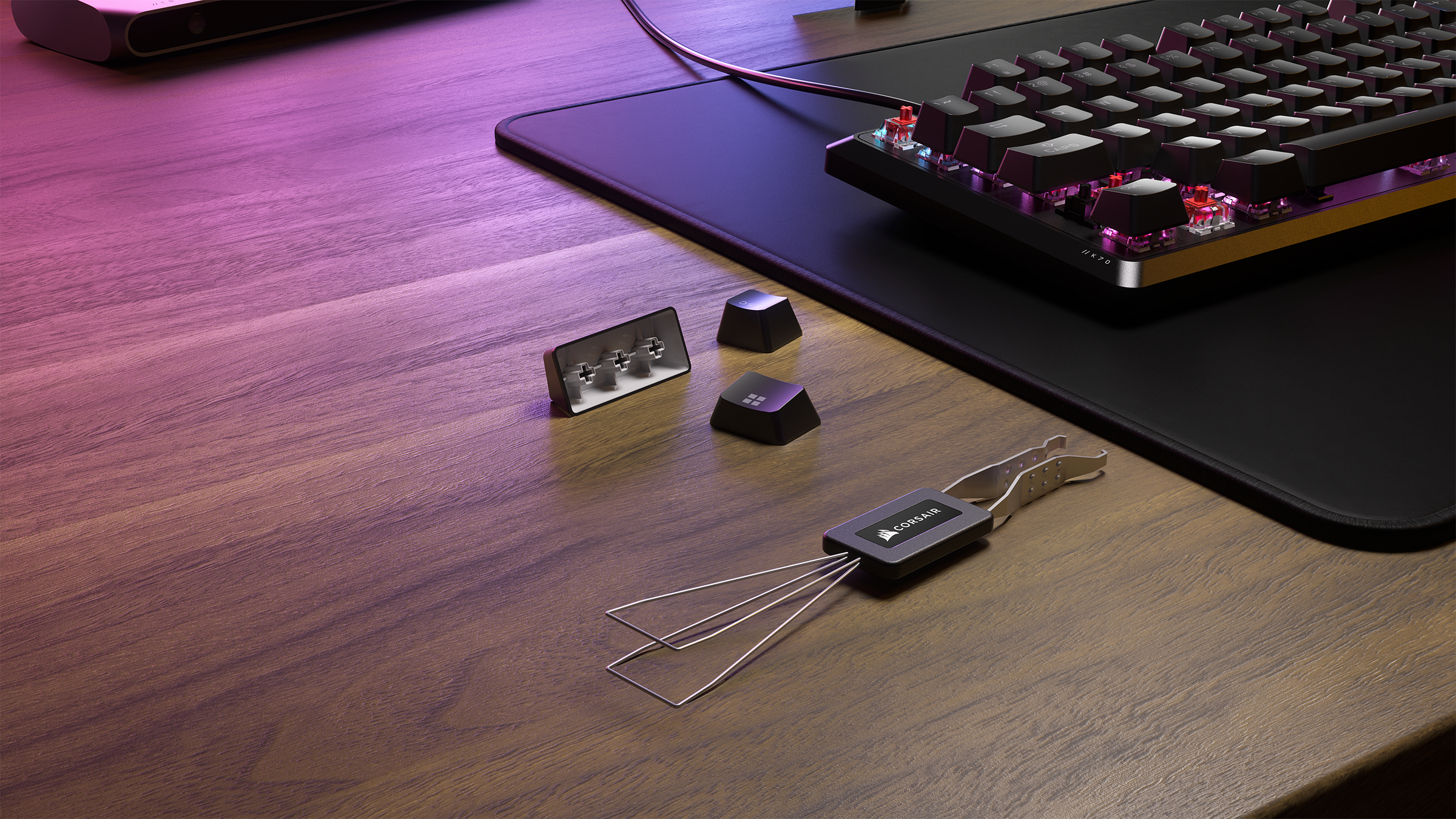 Tastatur mit Keycaps, Key-Abzieher und zusätzlichen Keycaps auf einem Holztisch. Marke Corsair sichtbar.