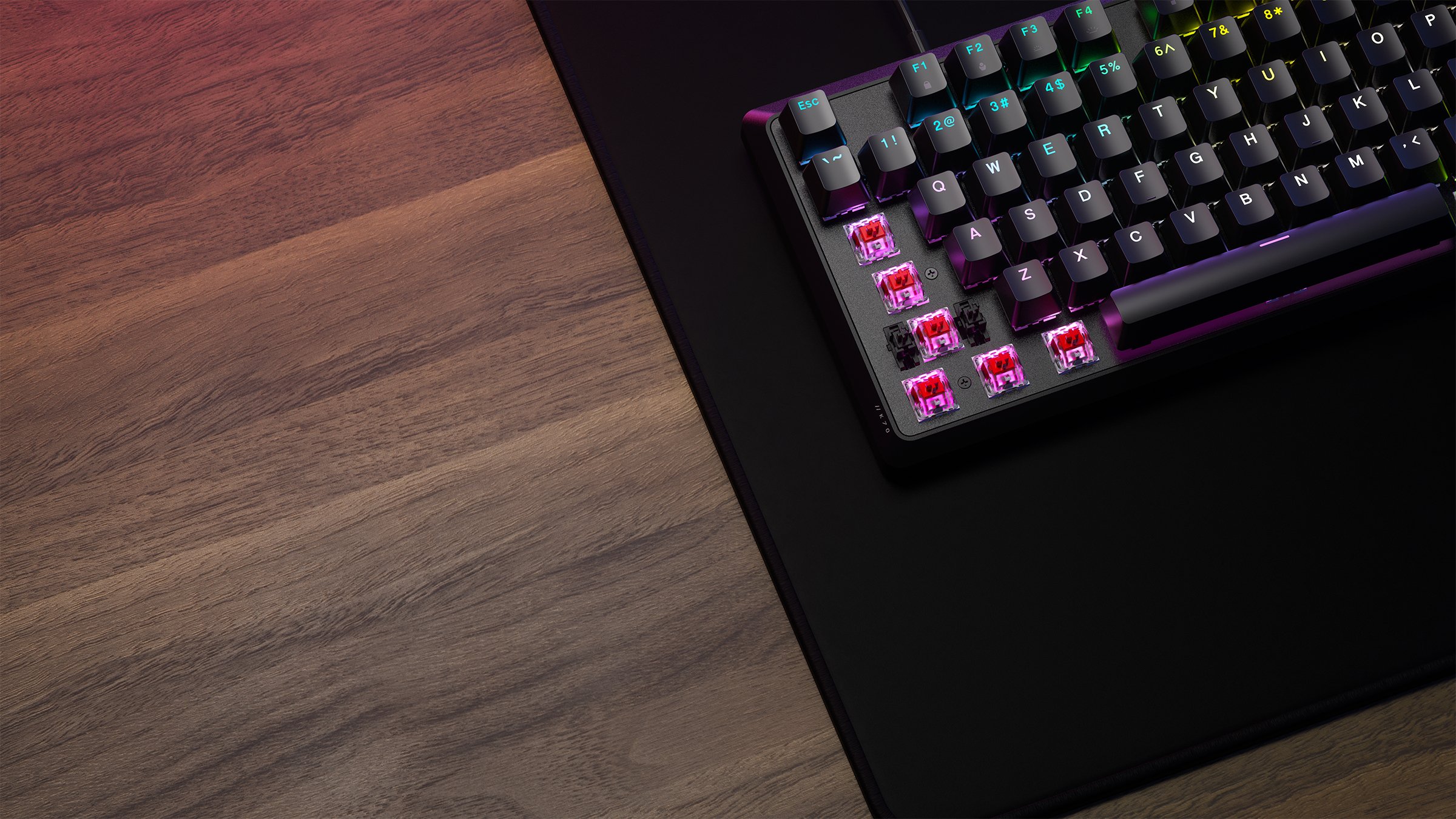 Nahaufnahme einer Gaming-Tastatur mit freiliegenden mechanischen Schaltern auf einem Schreibtisch.