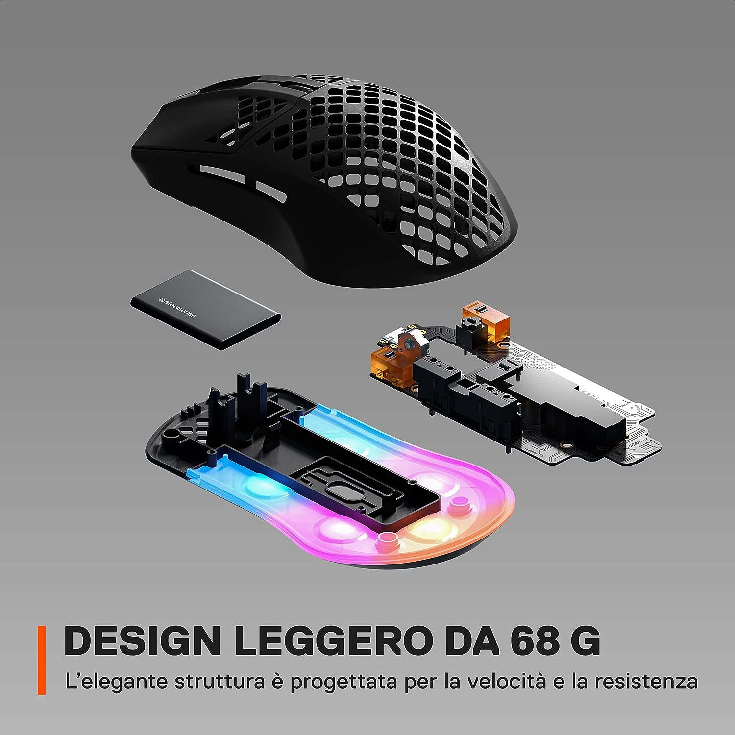 Mouse da gioco nero smontato che mostra i componenti interni. Il design è leggero.