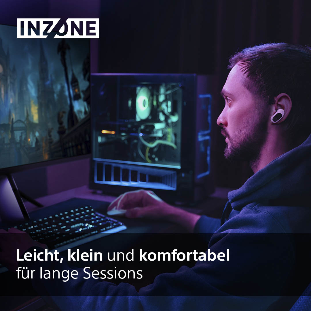 Ein Mann spielt mit Kopfhörern, Monitor und Tastatur, Text darunter.