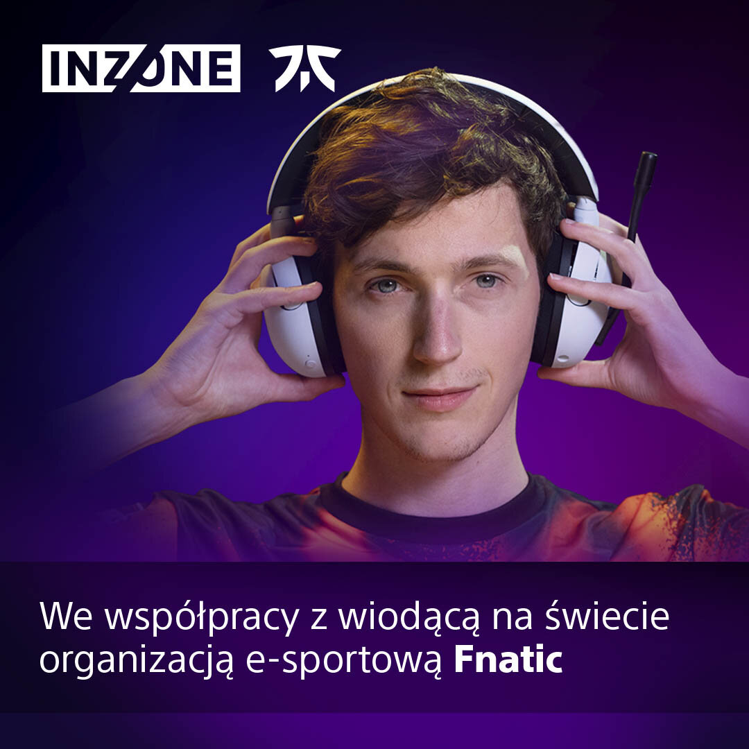 Mężczyzna w zestawie słuchawkowym do gier uśmiecha się, w tle logotypy 'INZONE' i 'Fnatic'.