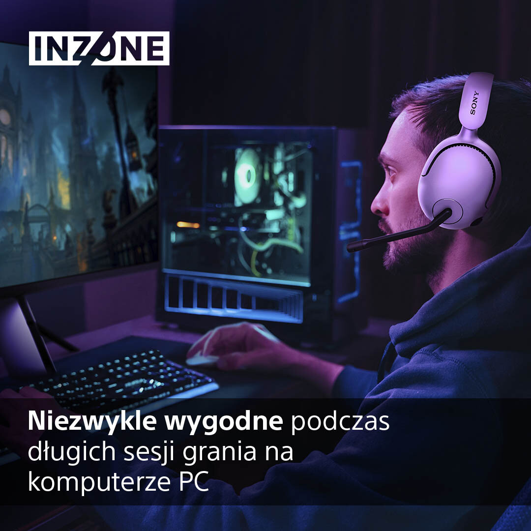 Gracz w różowych słuchawkach z mikrofonem, grający w grę na komputerze.