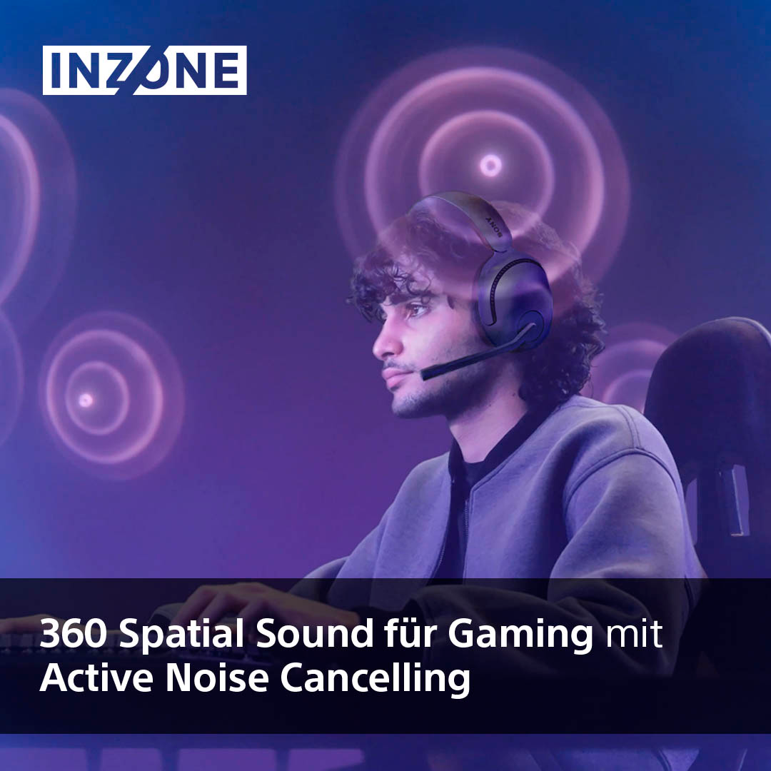 Un joueur portant un casque avec un microphone dans une pièce éclairée en violet.