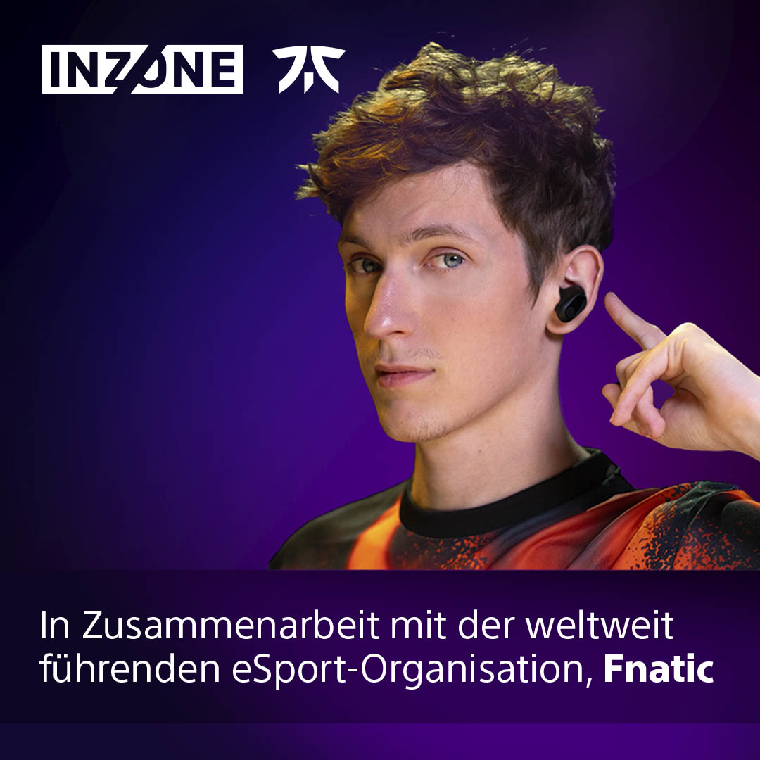 Mann mit Ohrhörern, zeigt auf ein Ohr. Hintergrund: Logo und Text.