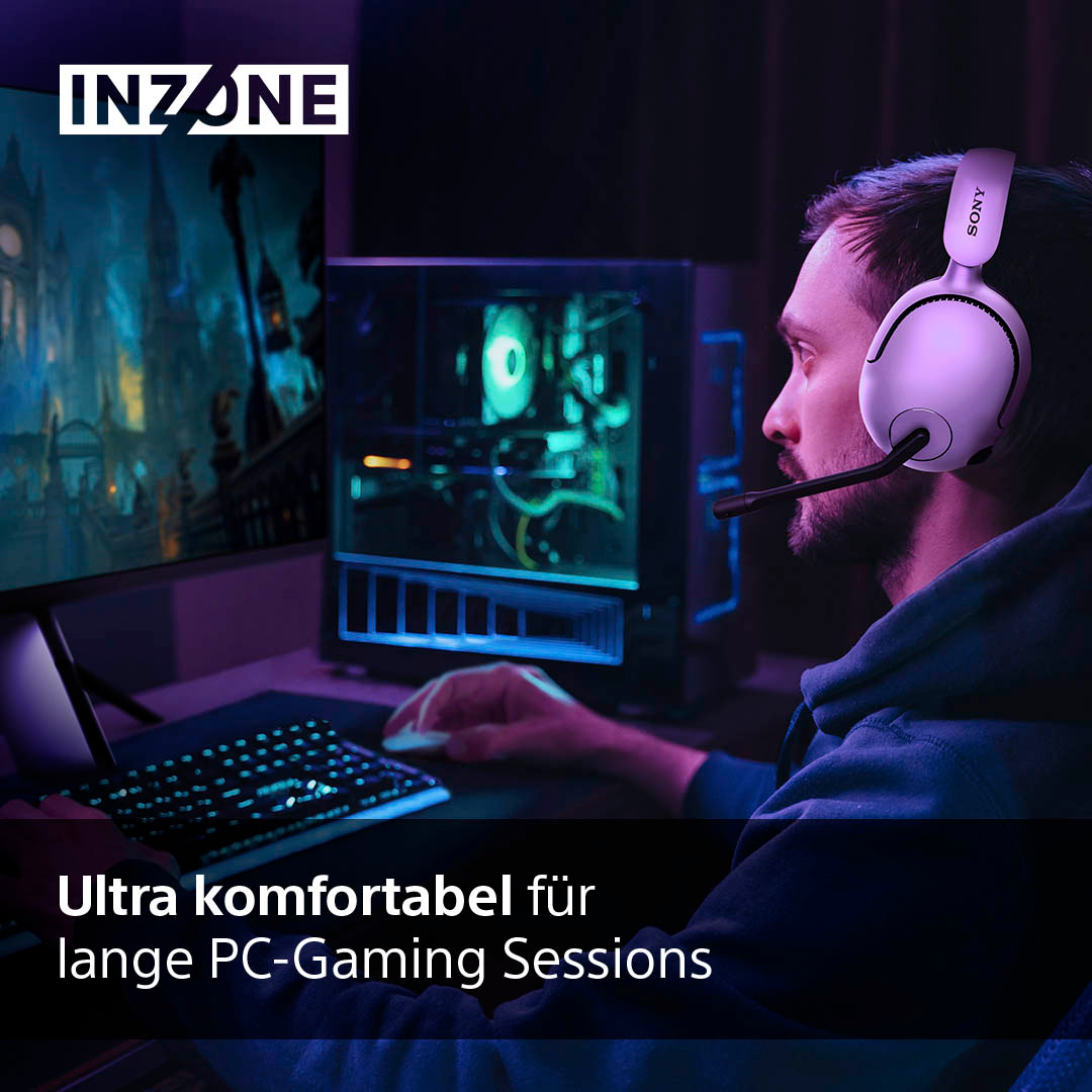 Uomo con cuffie da gaming, computer sullo sfondo.