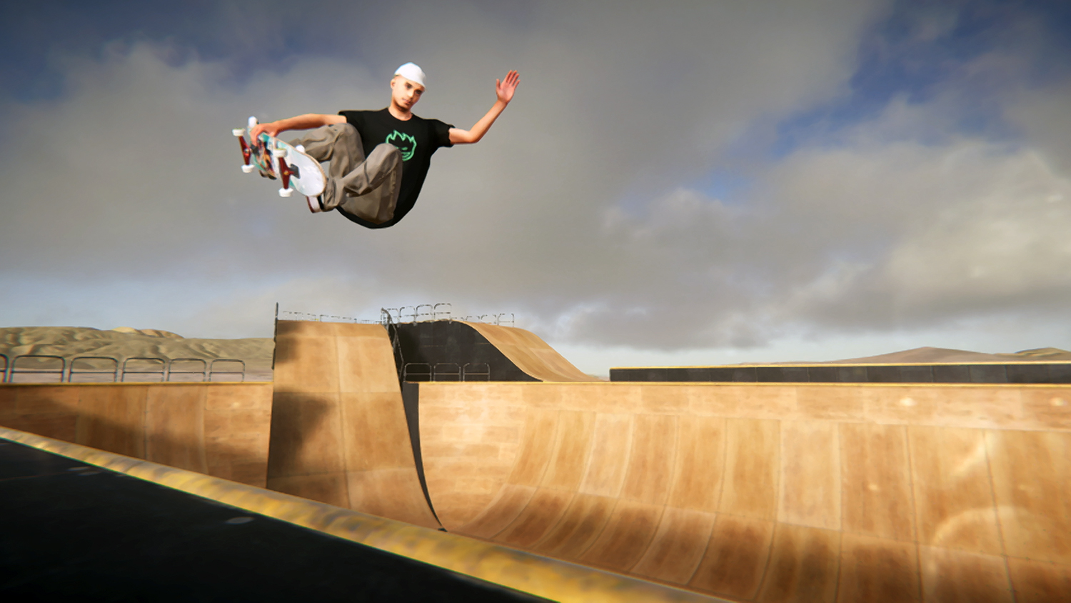 Skateur en l'air, faisant une figure. Au-dessus d'une rampe, avec ciel bleu et nuages en arrière-plan.