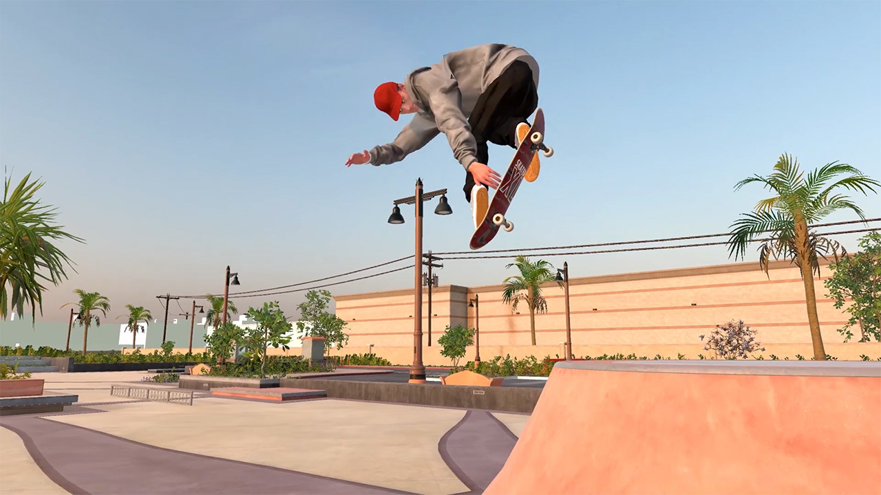 Un skateur fait une figure dans un skatepark avec des palmiers et une rampe rouge.