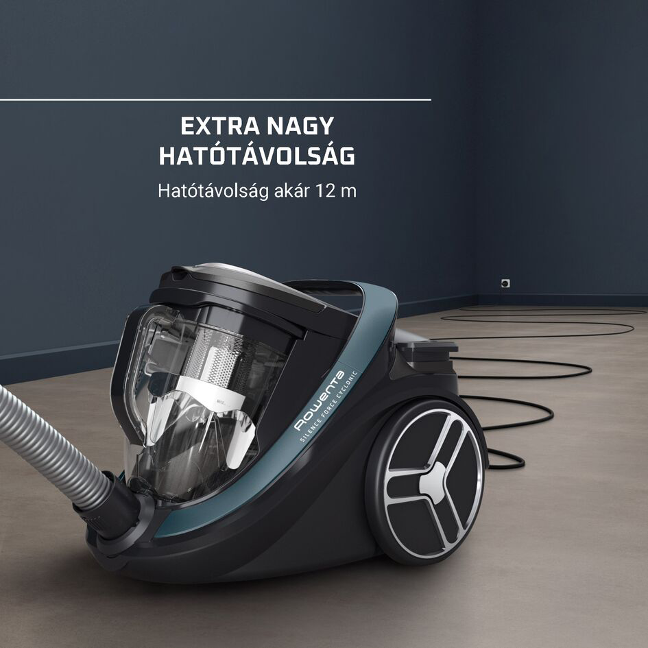 Fekete és türkiz porszívó. Szöveg: Extra nagy hatótávolság. A porszívónak hosszú fekete zsinórja van.