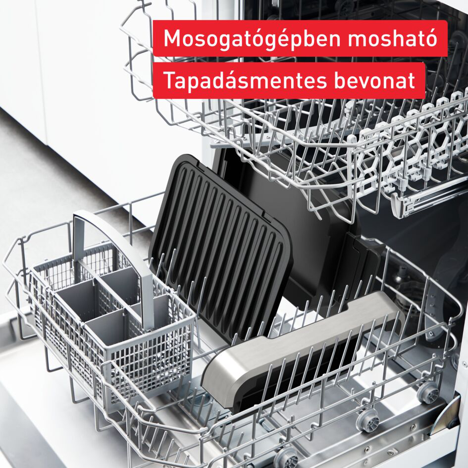Mosogatógép tárgyakkal, beleértve egy tálcát, egy grillt és egy evőeszköz kosarat.