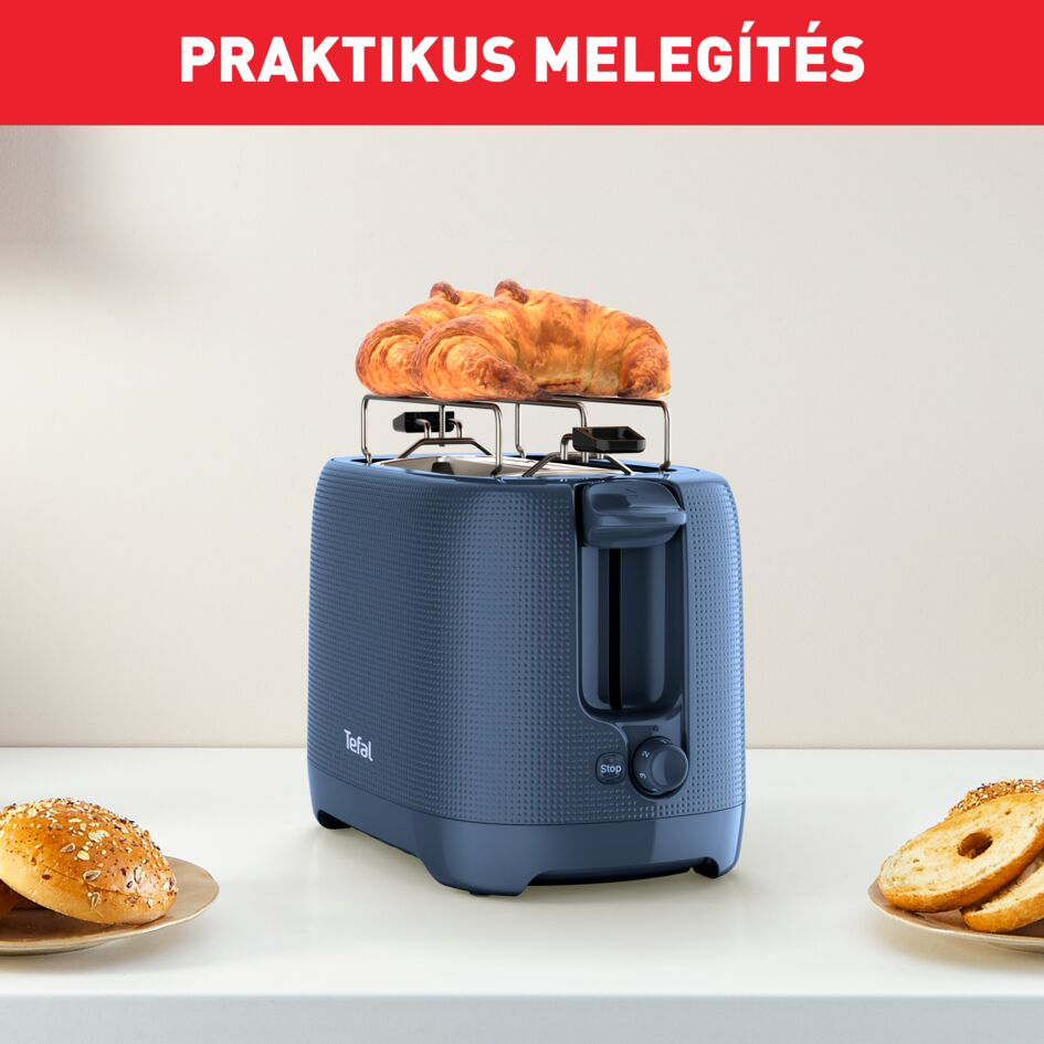 Kék Tefal kenyérpirító tetején croissant-okkal, bagellel tányérokon és szöveggel.