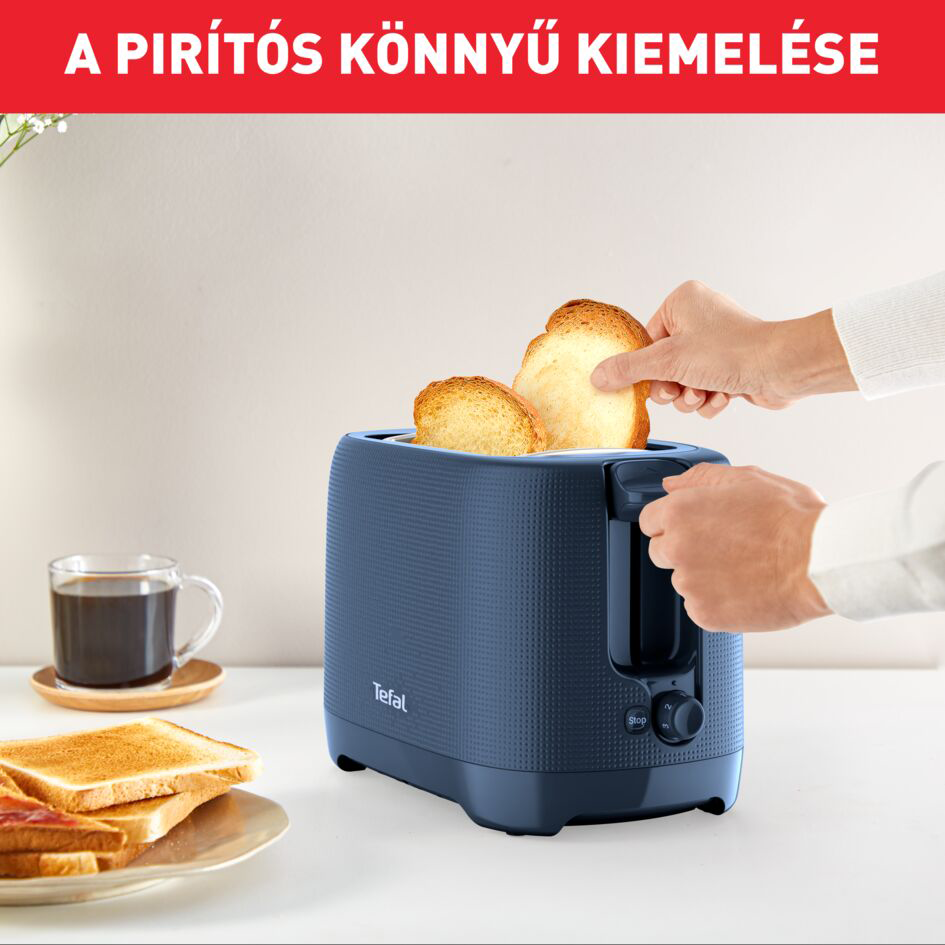 Egy kék kenyérpirító, két pirítós szelettel, amelyet egy kéz vesz ki.