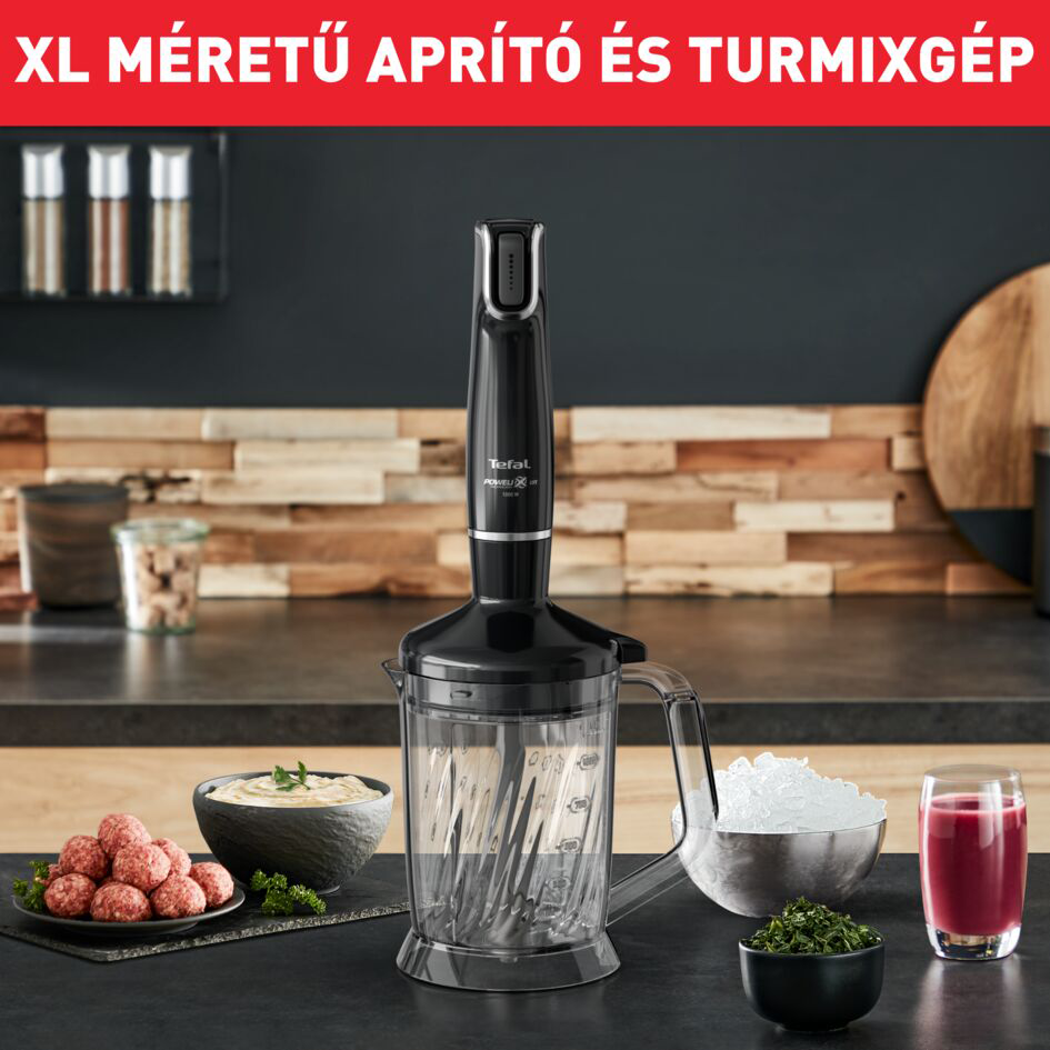 Egy fekete botmixer átlátszó tartállyal, húsgombócokkal és egyéb hozzávalókkal.