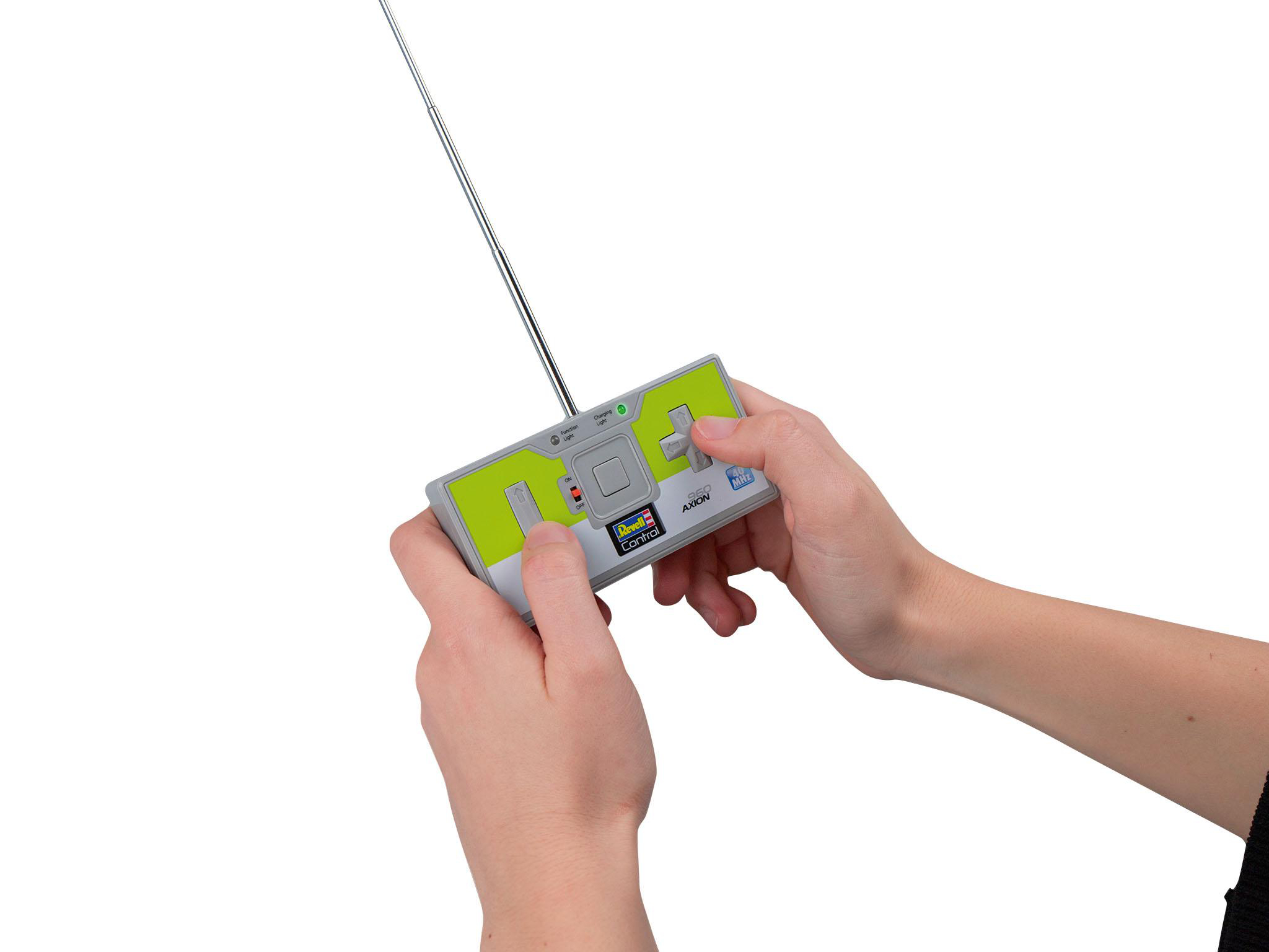 Hände halten eine grau-grüne Fernbedienung mit silberner Antenne, isoliert.