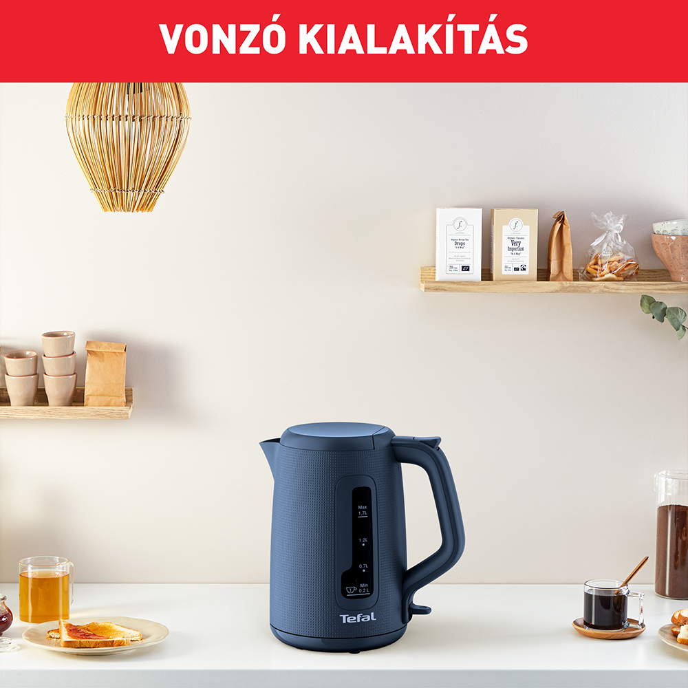 Kék vízforraló fehér pulton, konyhai elemekkel a háttérben. A szöveg: „Vonzó kialakítás”.