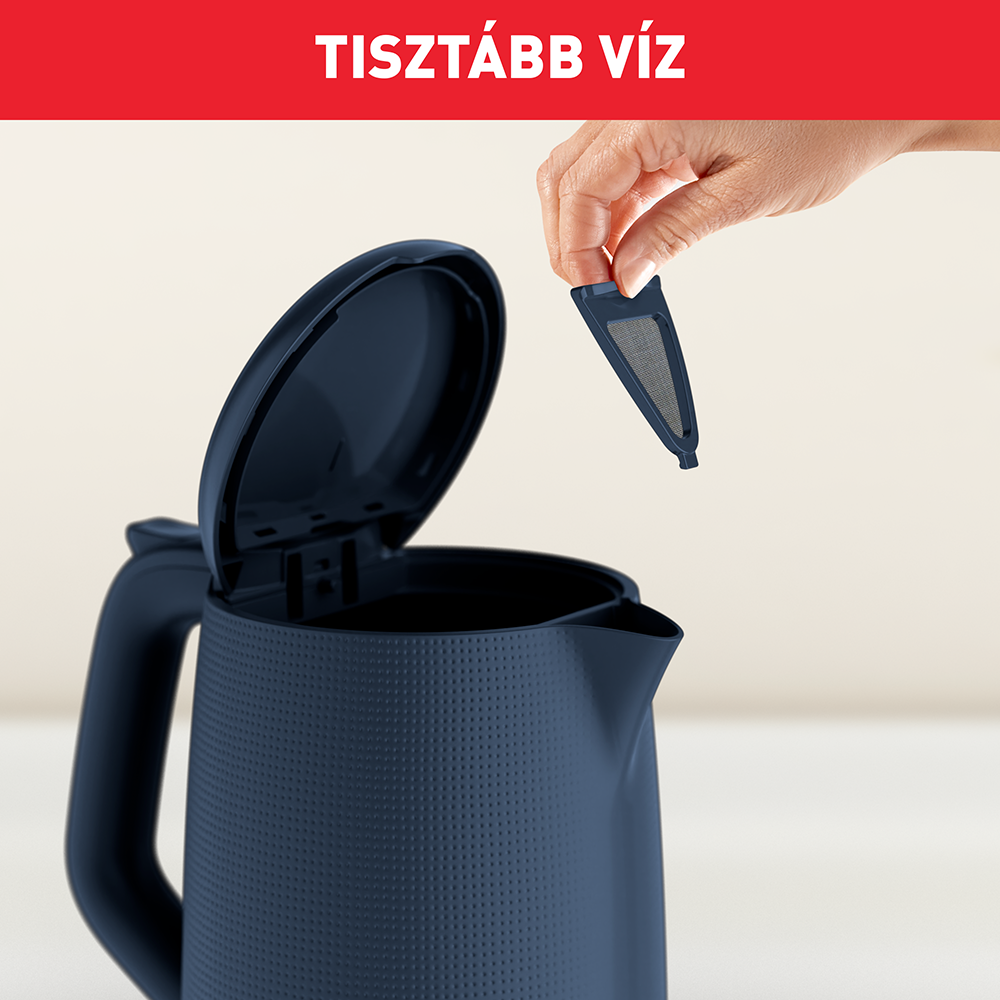 Kéz eltávolítja a szűrőt a vízforralóból.