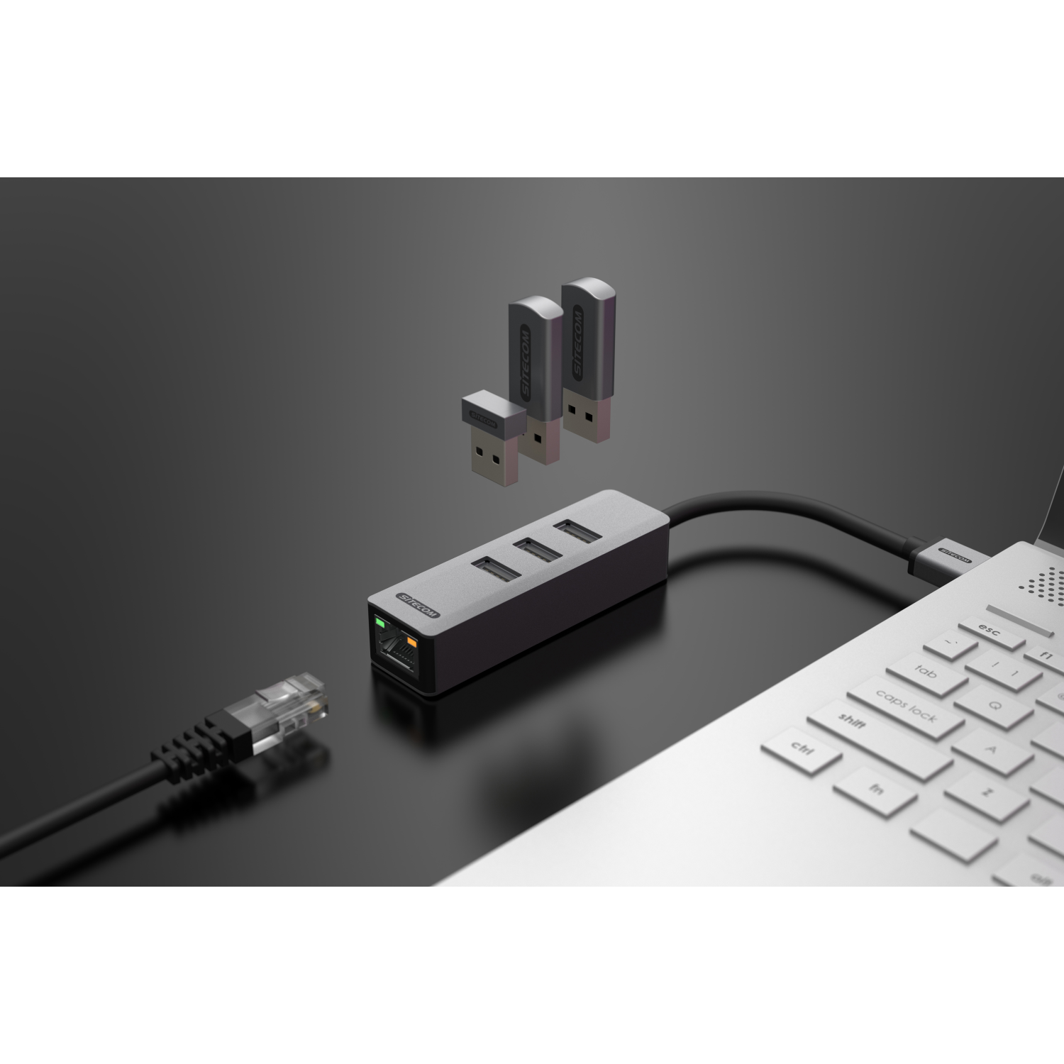 Een USB-hub met USB-drives en een ethernetkabel die erop is aangesloten.