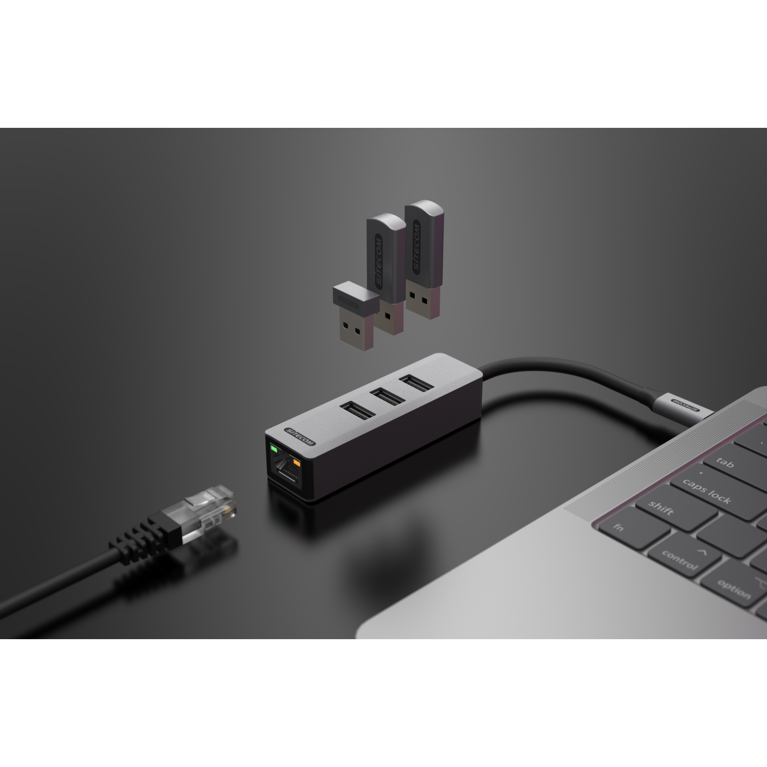 USB-hub met USB-drives en een laptop. Ethernetkabel aangesloten. Zwart oppervlak.