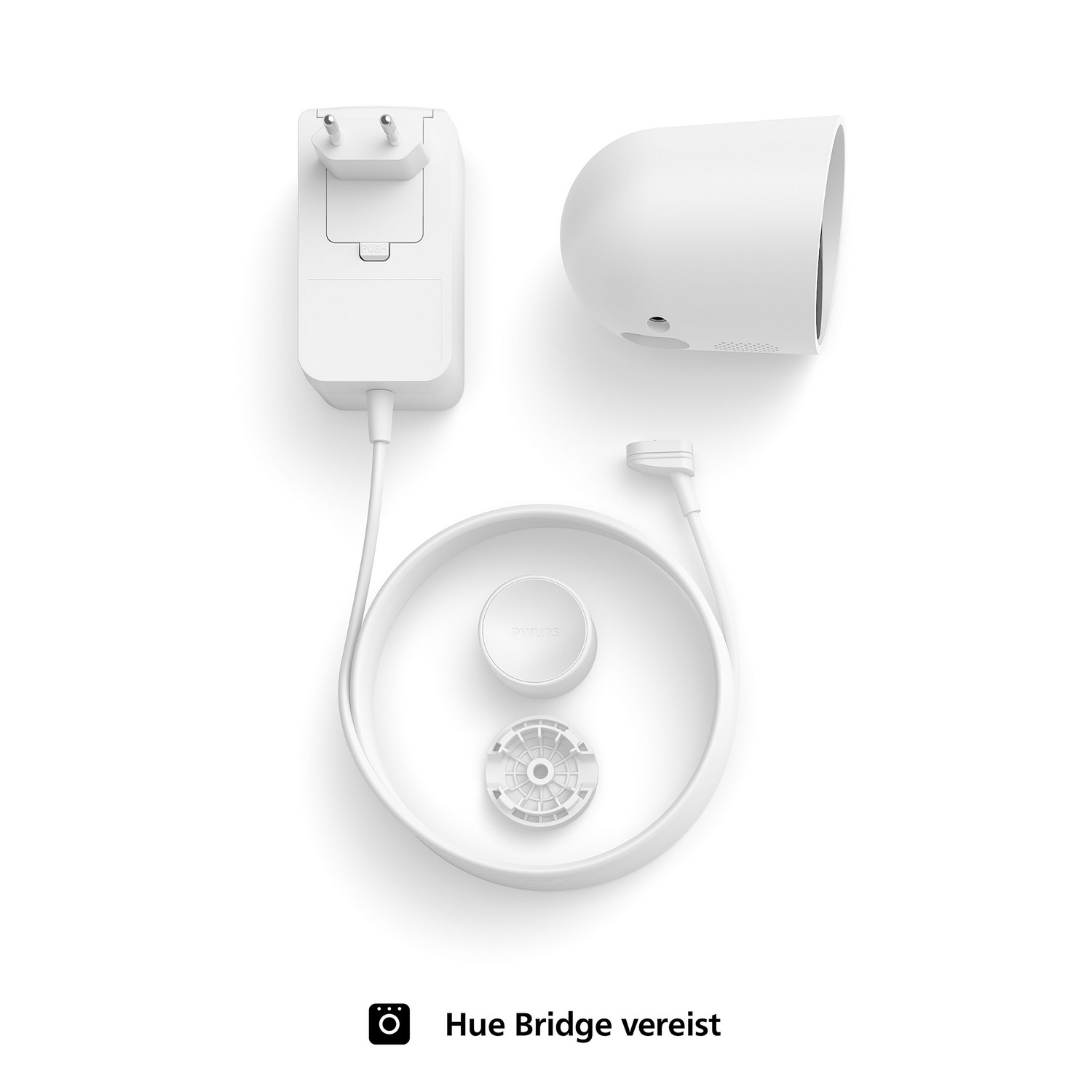 Witte Hue Bridge-componenten en accessoires, gerangschikt op een wit oppervlak. Een kabel en een voedingsadapter.