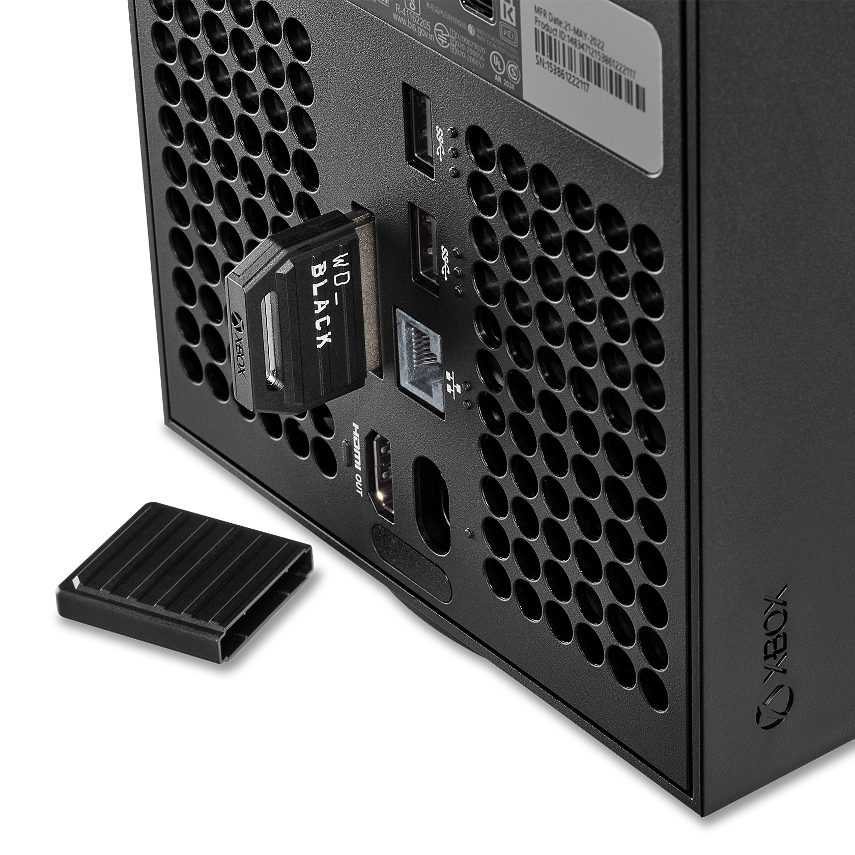 Schwarze Xbox Series X mit einer WD_BLACK USB-Festplatte auf der Rückseite.