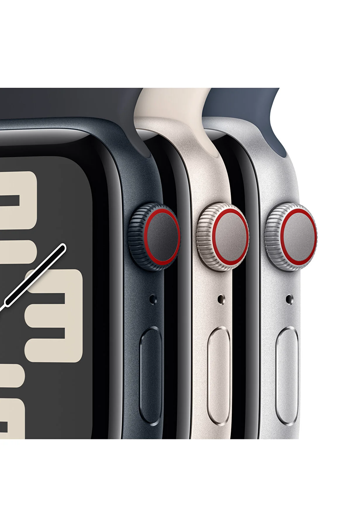 Yan profili, kırmızı ve gümüş düğmeleri gösteren üç Apple Watch yan yana.