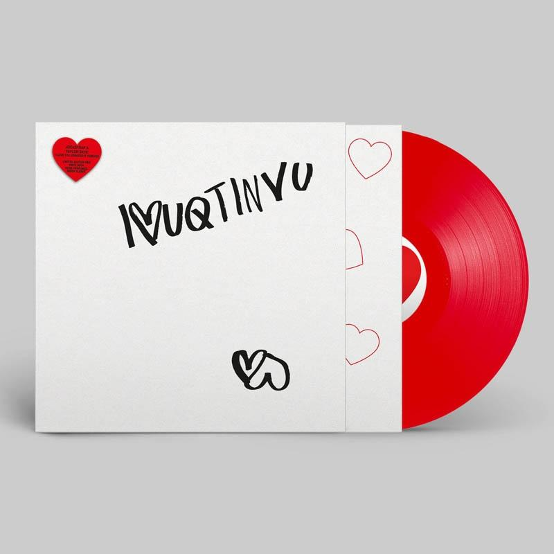 Vinyl-Albumcover mit dem Wort IVUQTINYU, gezeichneten Herzen und einer roten Schallplatte.